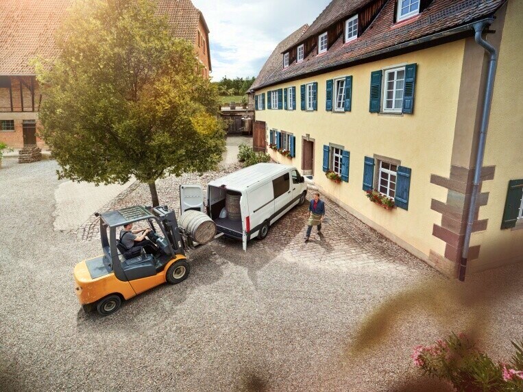 Un Mercedes-Benz Sprinter Tourer carico.
