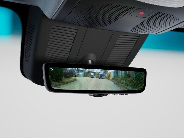 Il display del retrovisore interno della telecamera per la retromarcia assistita del Mercedes-Benz Sprinter Tourer.