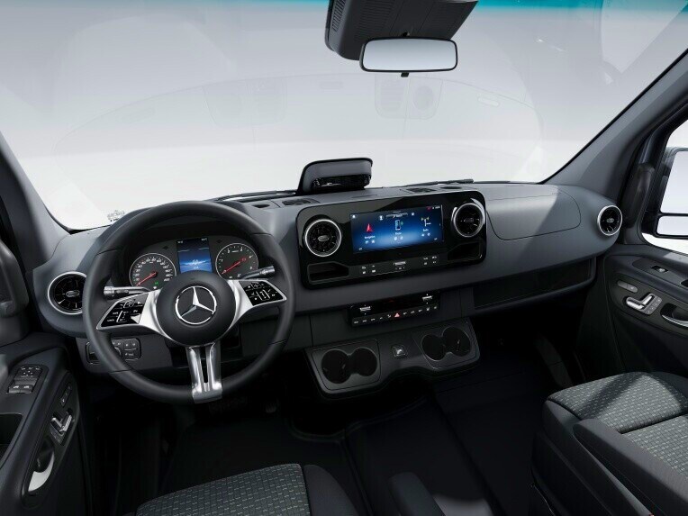 La cabina del conducente del Mercedes-Benz Sprinter Tourer nella linea di equipaggiamento SELECT.