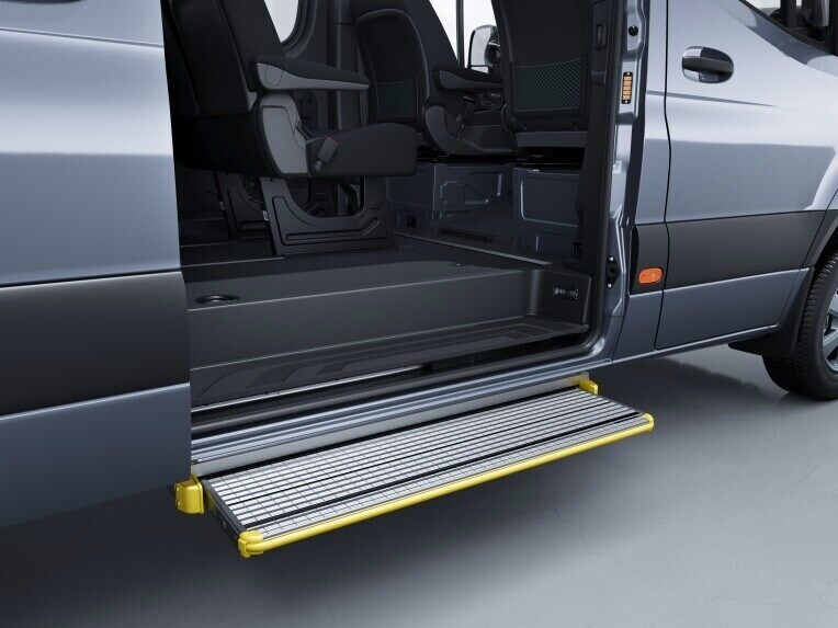 Il gradino di accesso di Mercedes-Benz Sprinter Tourer.