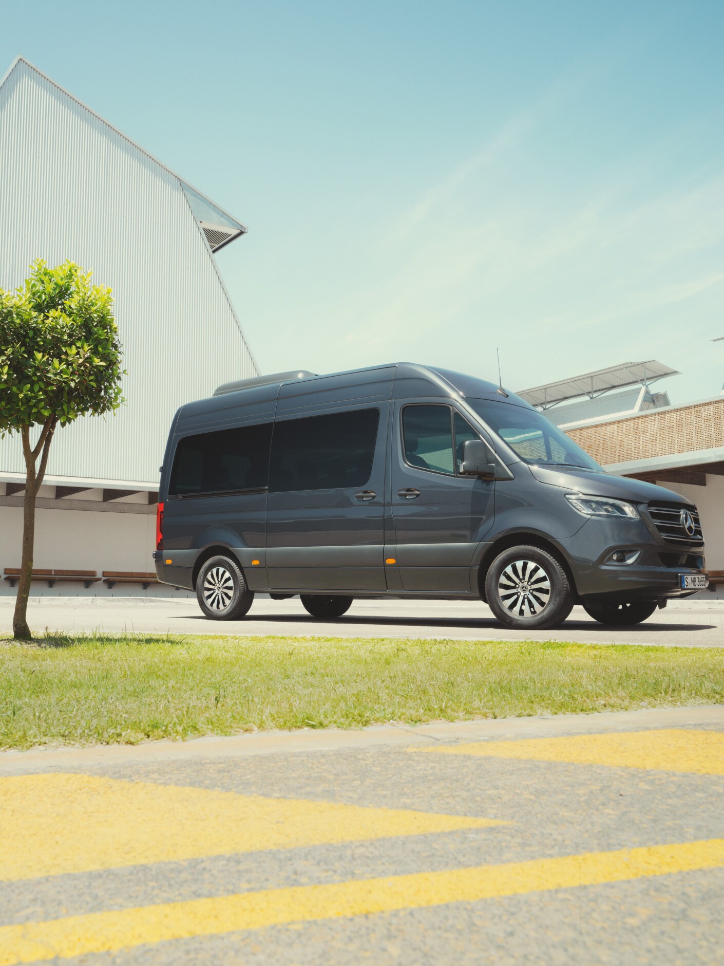Mercedes-Benz Sprinter Tourer in un parcheggio.