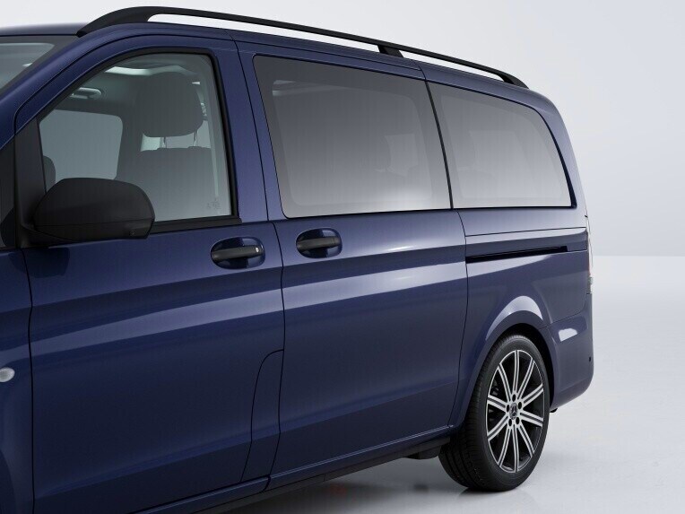 La porta scorrevole sulla fiancata sinistra di Mercedes-Benz Vito Tourer.
