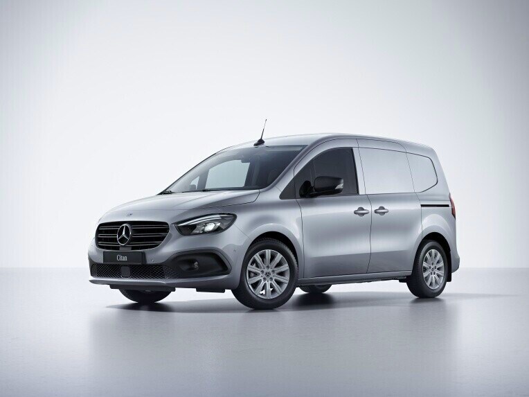 Mercedes-Benz Citan Furgone: fino a 2.550 kg di massa a pieno carico ammessa e 1.500 kg di carico rimorchiabile.