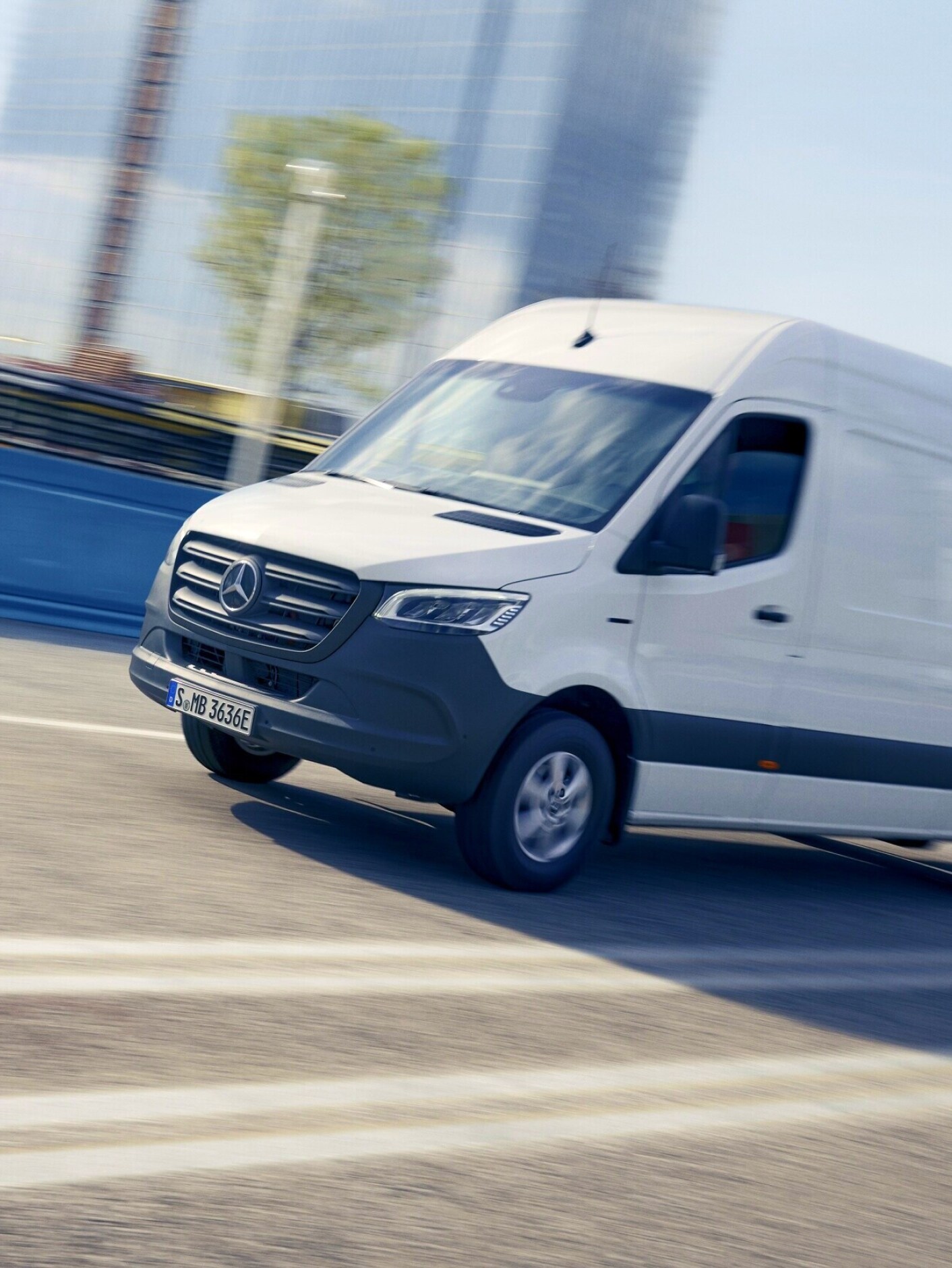 Mercedes-Benz eSprinter Furgone in un centro urbano.