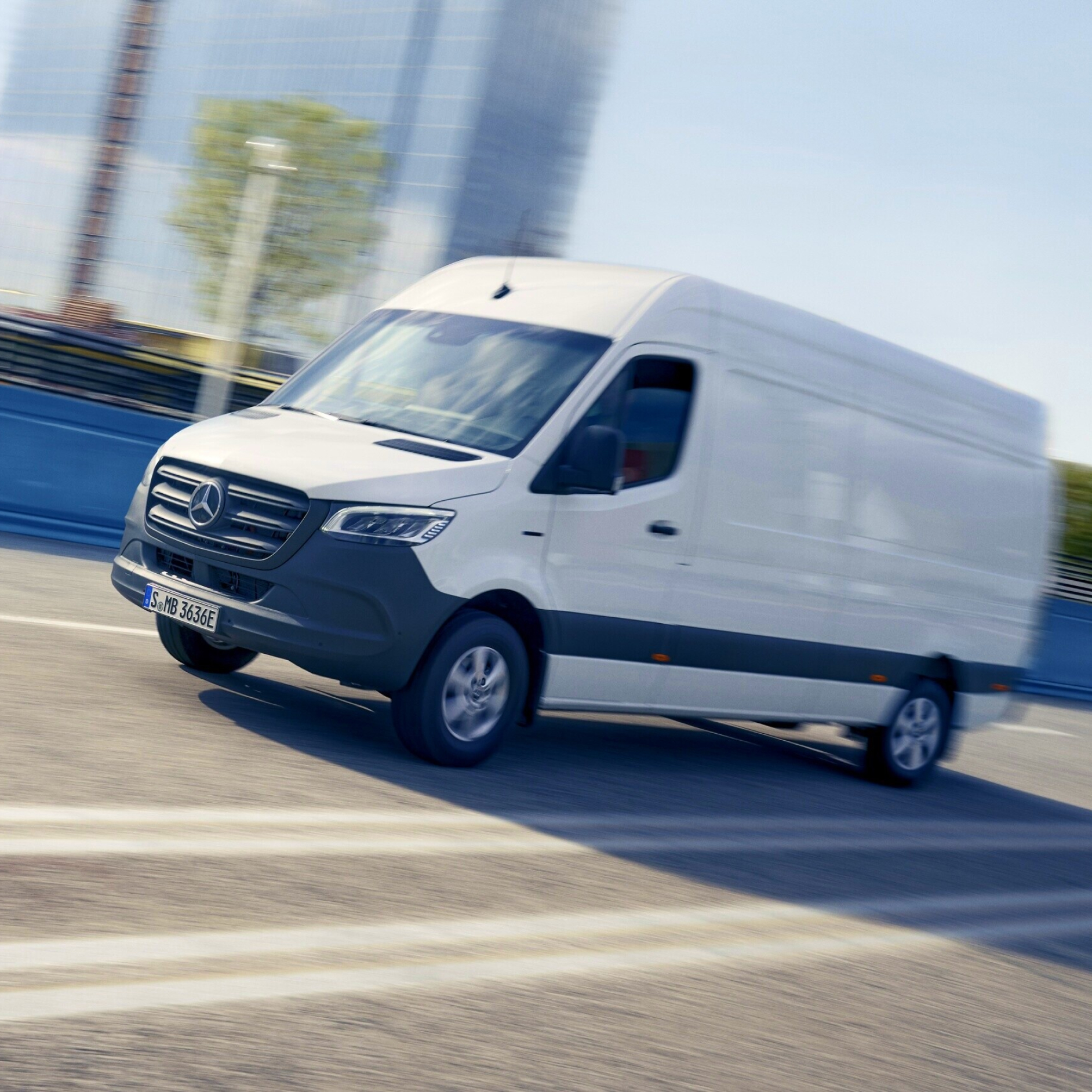 Mobilità elettrica | eSprinter Furgone | Mercedes-Benz Mercedes-Benz eSprinter Furgone in un centro urbano.