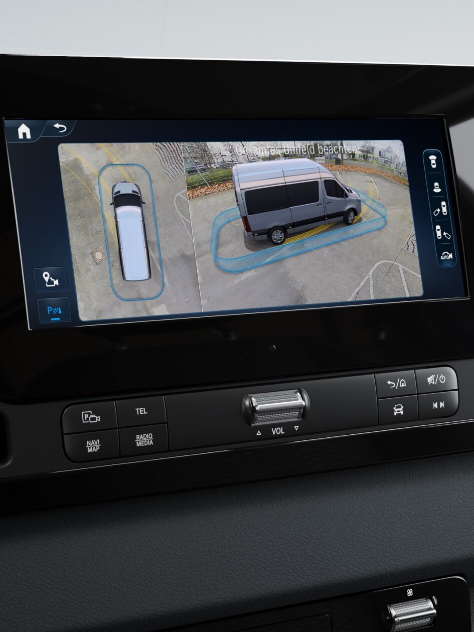 La 3D Surround View nel sistema multimediale MBUX di un veicolo commerciale Mercedes-Benz.