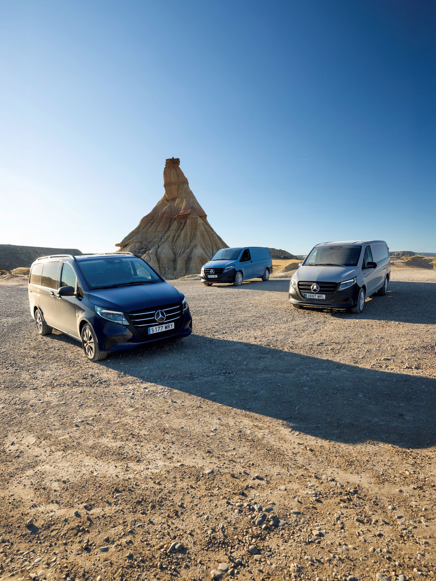 Il Mercedes-Benz Vito Tourer, eVito Tourer, Vito Furgone, eVito Furgone e Vito Mixto affiancati in un deposito.