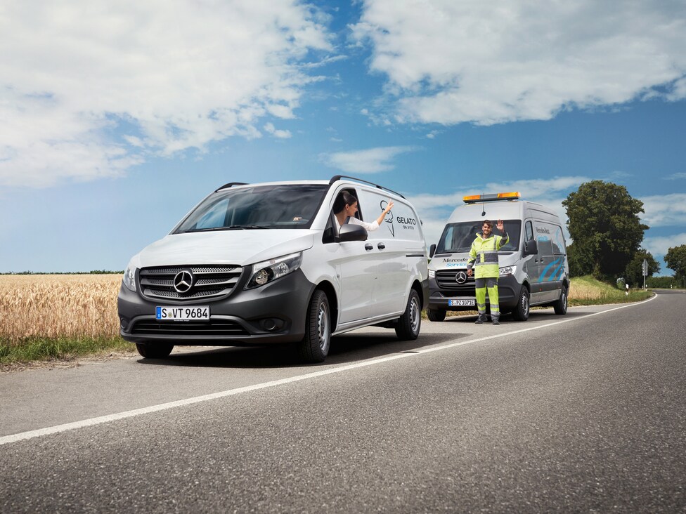 Il Mercedes-Benz Service24h sta assistendo un veicolo in panne al margine della strada.