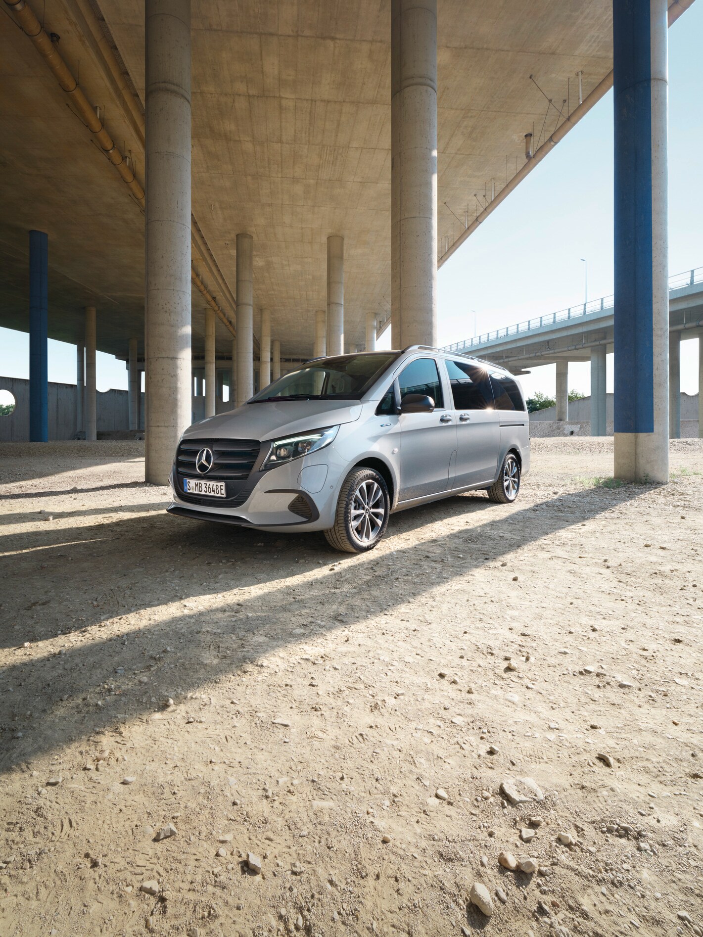 Un eVito Tourer posteggiato sotto un ponte.