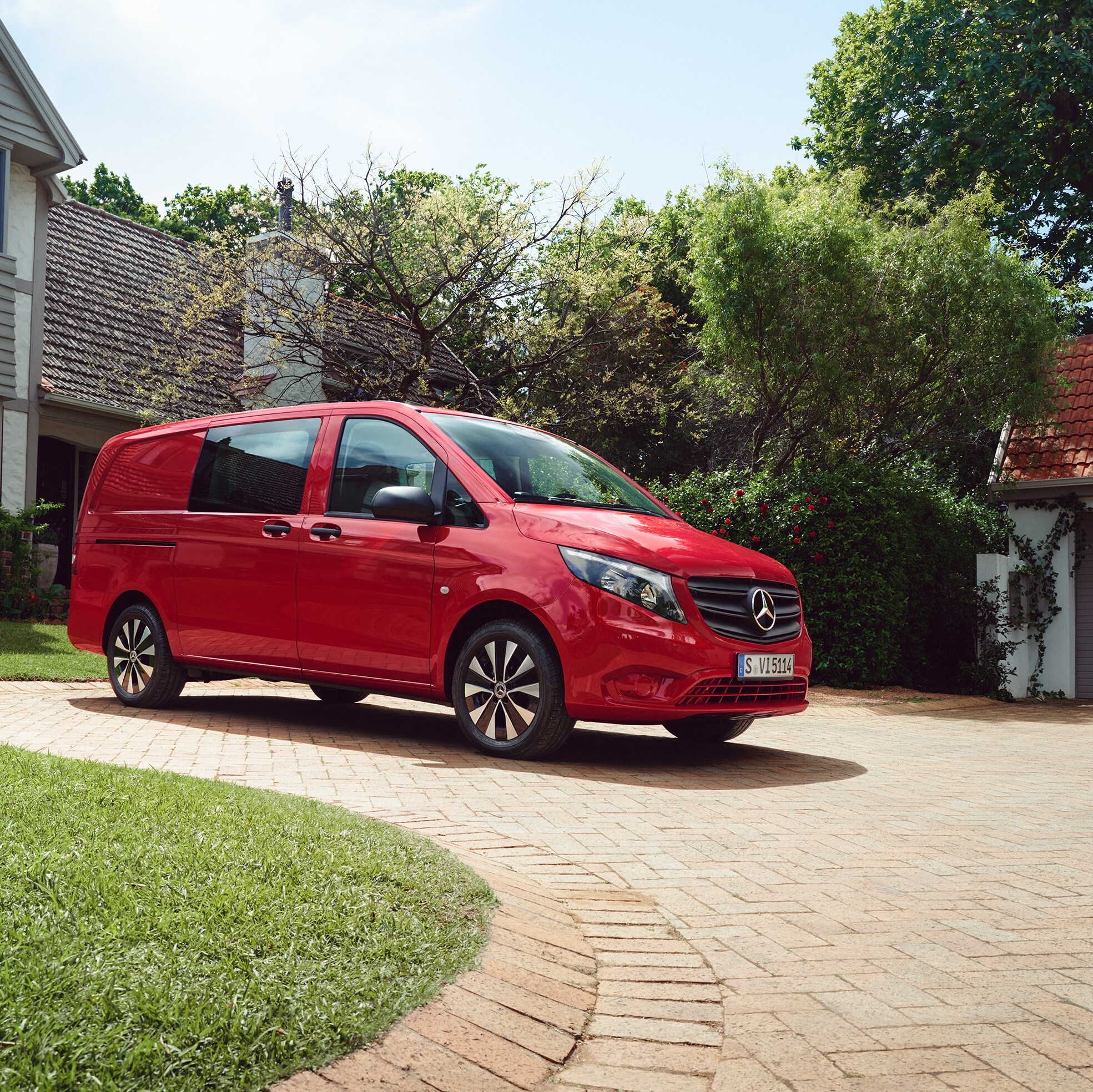 Mercedes‑Benz Vito Mixto in un contesto residenziale, a dimostrazione della versatilità di questo veicolo nel trasporto sia di passeggeri che di merci.