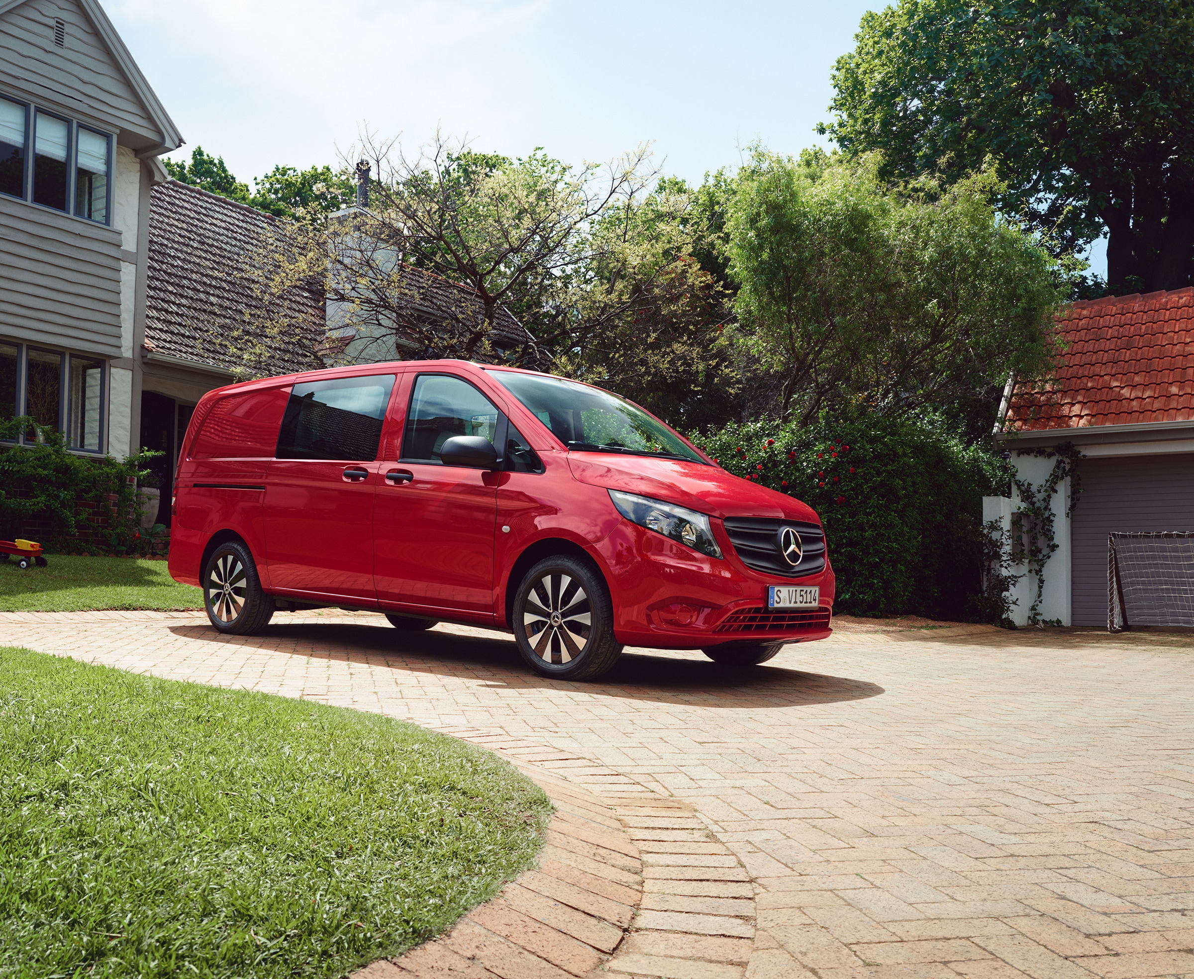 Vito Mixto | Tutti i modelli Vito | Veicoli commerciali Mercedes-Benz Mercedes‑Benz Vito Mixto in un contesto residenziale, a dimostrazione della versatilità di questo veicolo nel trasporto sia di passeggeri che di merci.