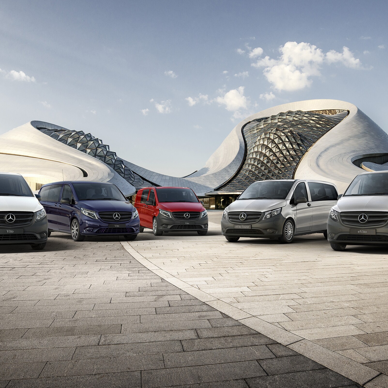 Il furgone Mercedes-Benz eVito, il furgone Vito, il Vito Mixto, l’eVito Tourer e il Vito Tourer allineati uno accanto all’altro davanti a un edificio futuristico