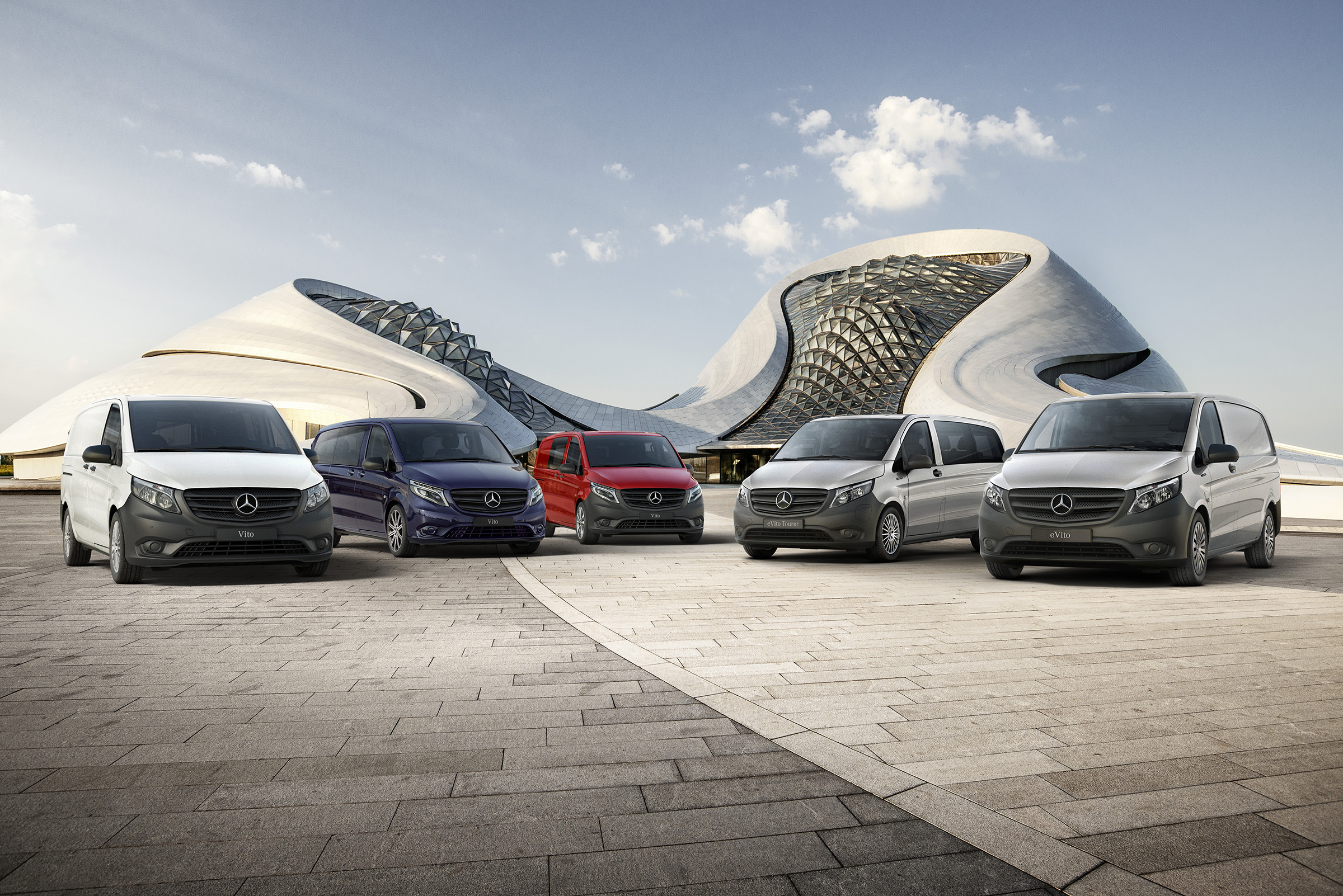 Gamma Vito | Tutti i modelli Vito | Veicoli Commerciali Mercedes-Benz Il furgone Mercedes-Benz eVito, il furgone Vito, il Vito Mixto, l’eVito Tourer e il Vito Tourer allineati uno accanto all’altro davanti a un edificio futuristico