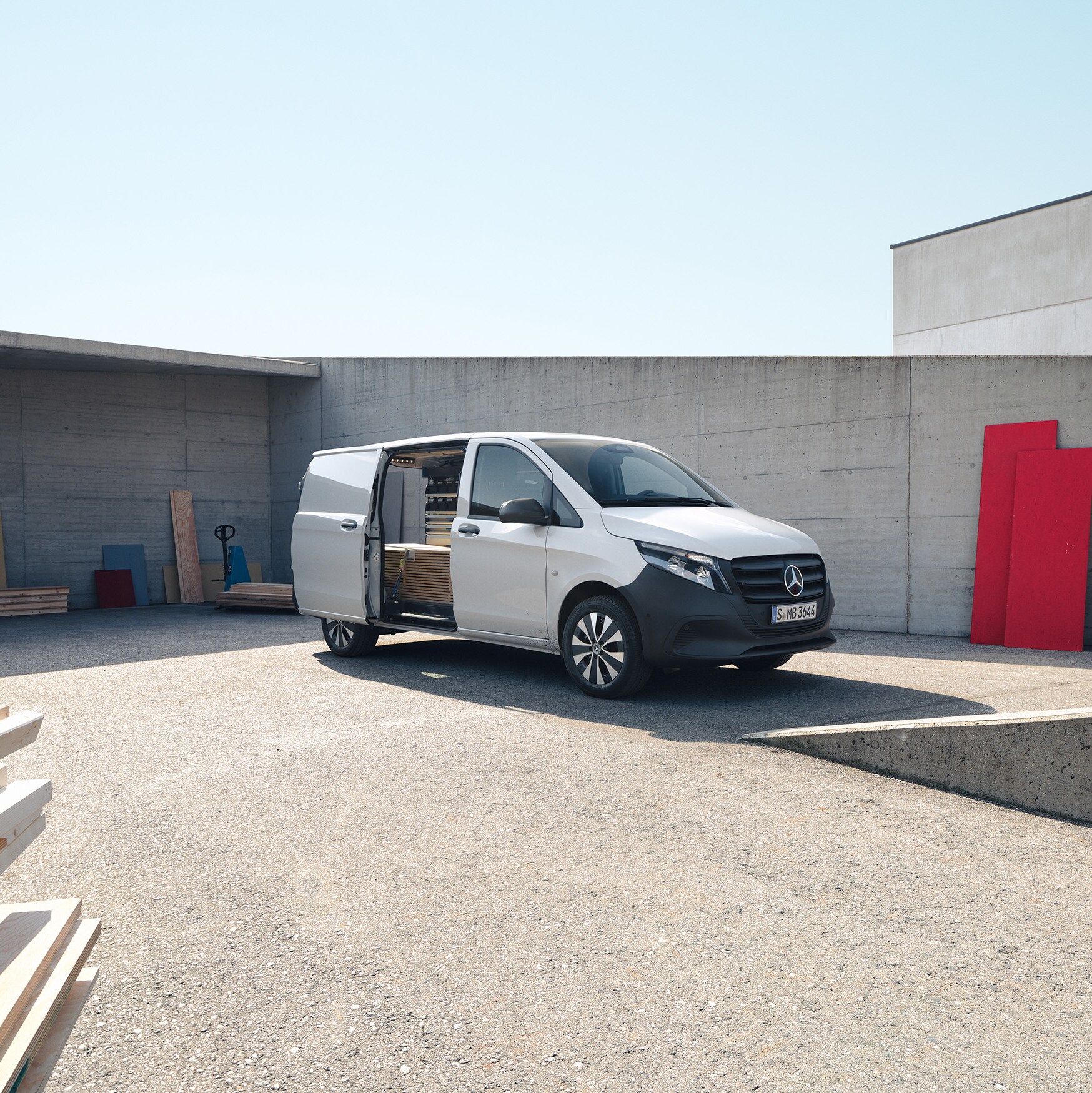 Un furgone Mercedes‑Benz Vito con vano di carico ben organizzato in un cantiere