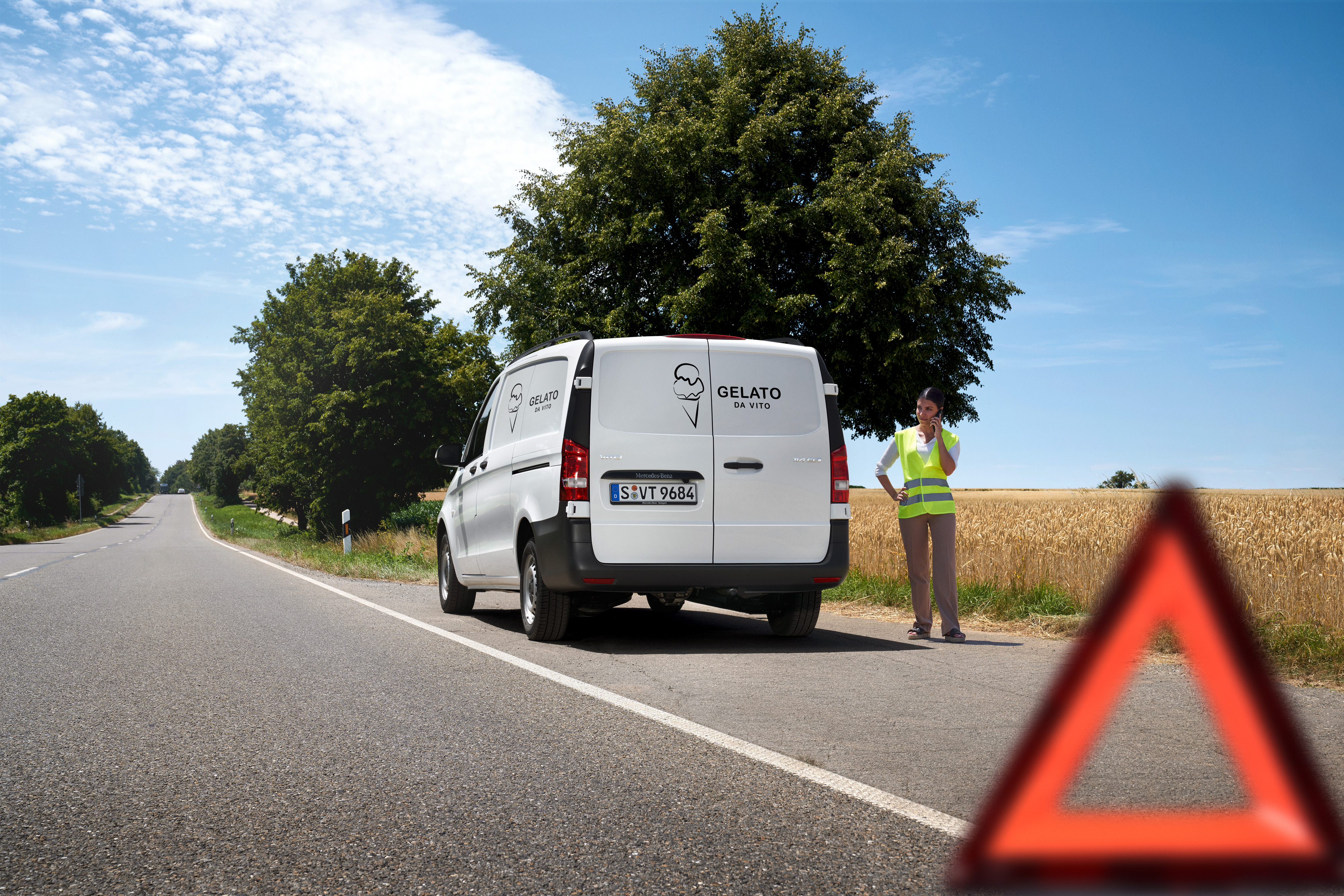Mercedes-Benz | Vans Care | Service24h Una donna chiama il numero verde dell'assistenza Mercedes-Benz