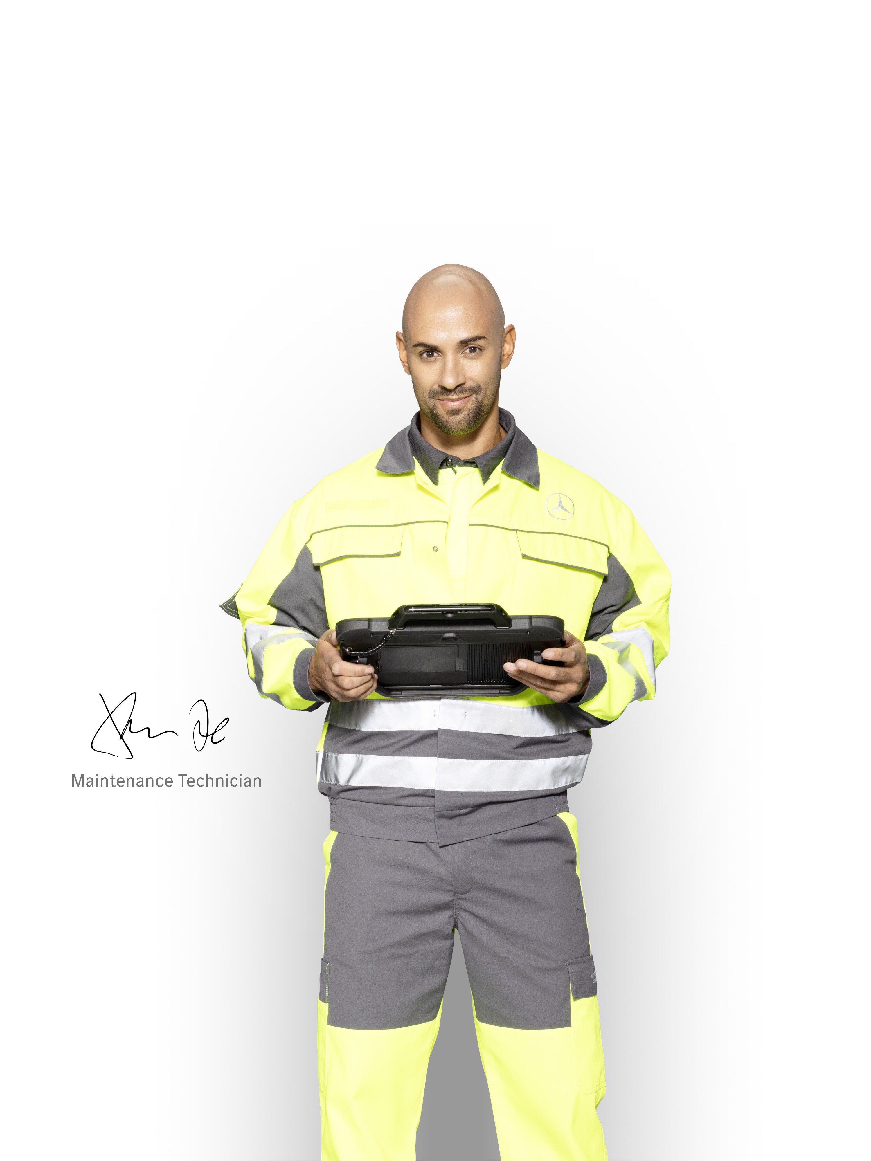 Un tecnico del servizio assistenza in tenuta da lavoro con un tablet in mano 