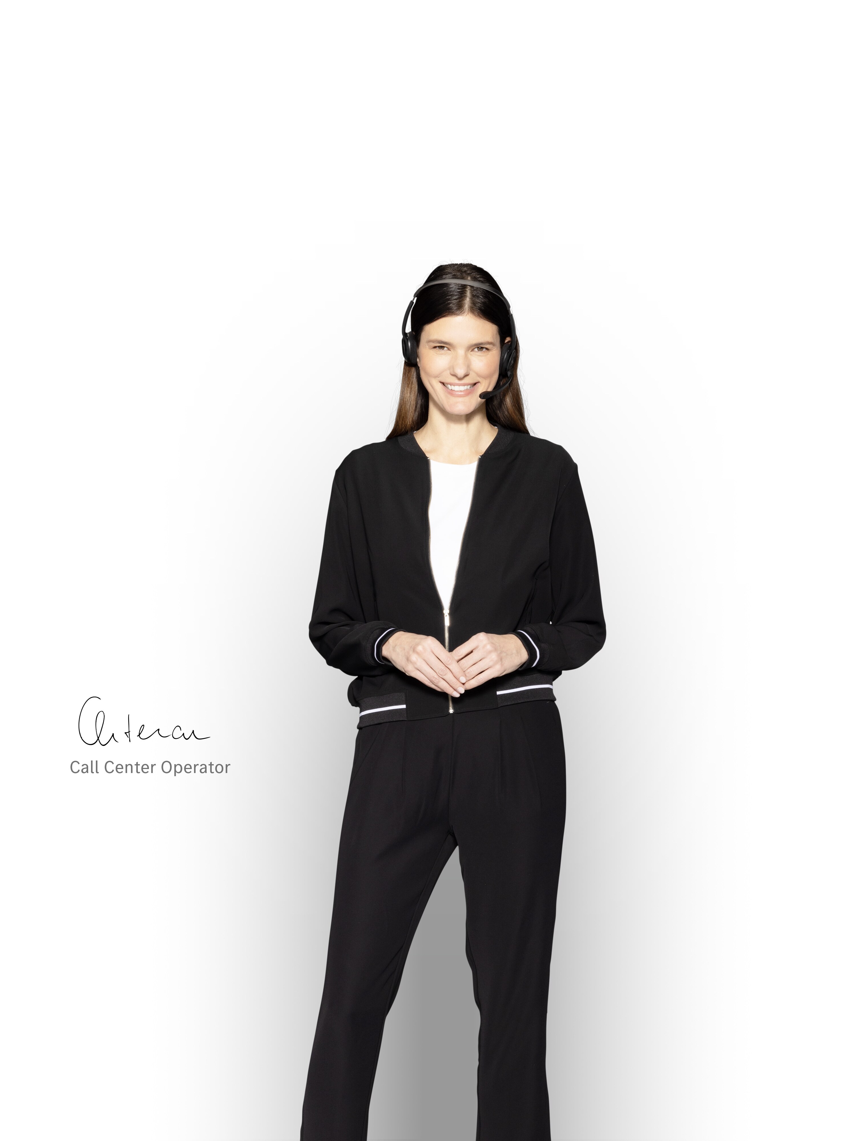 Un operatore di call center Mercedes-Benz con le cuffie