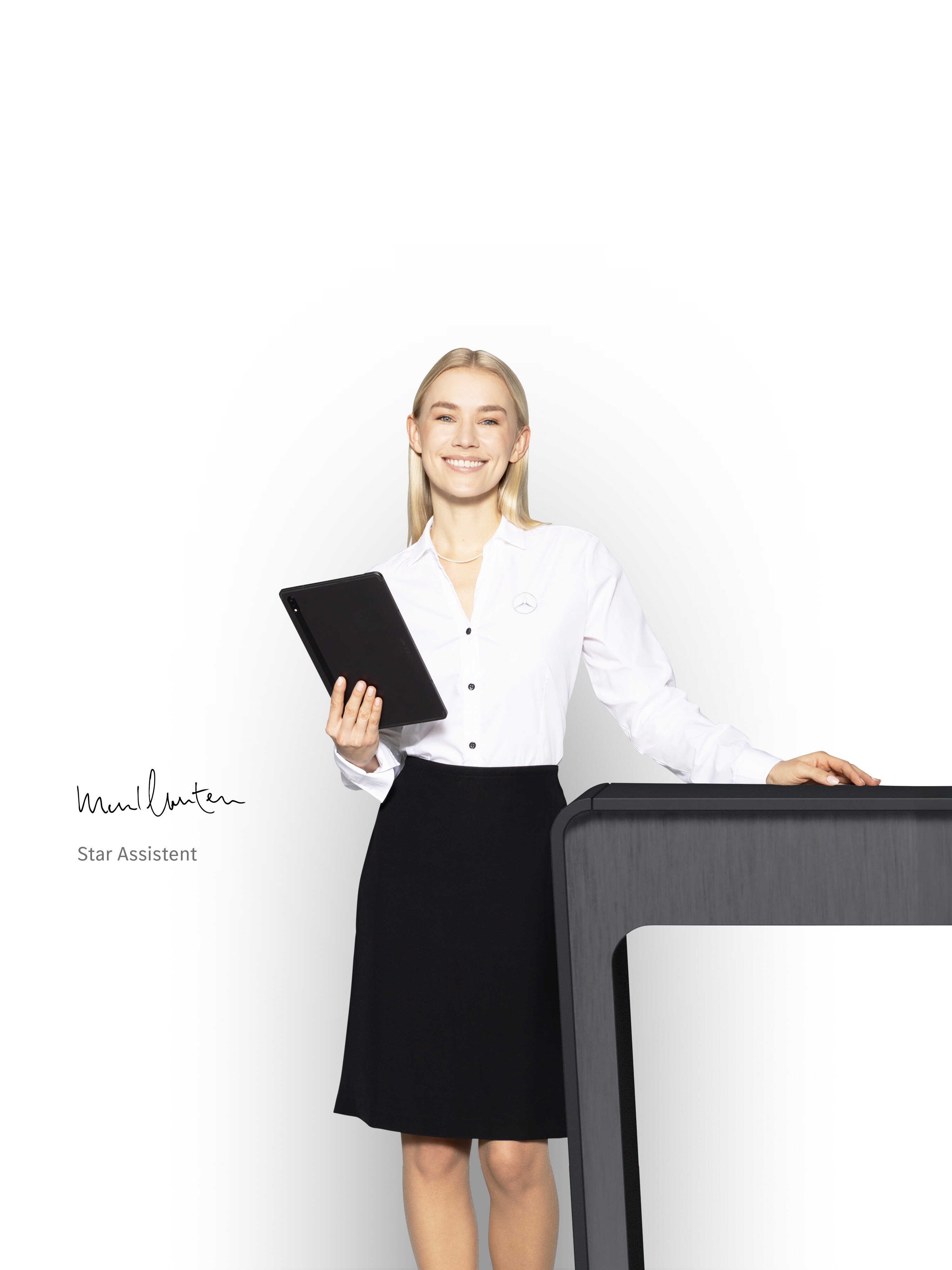 Una donna, Star assistant, in piedi con un tablet in mano per fornire un supporto competente.