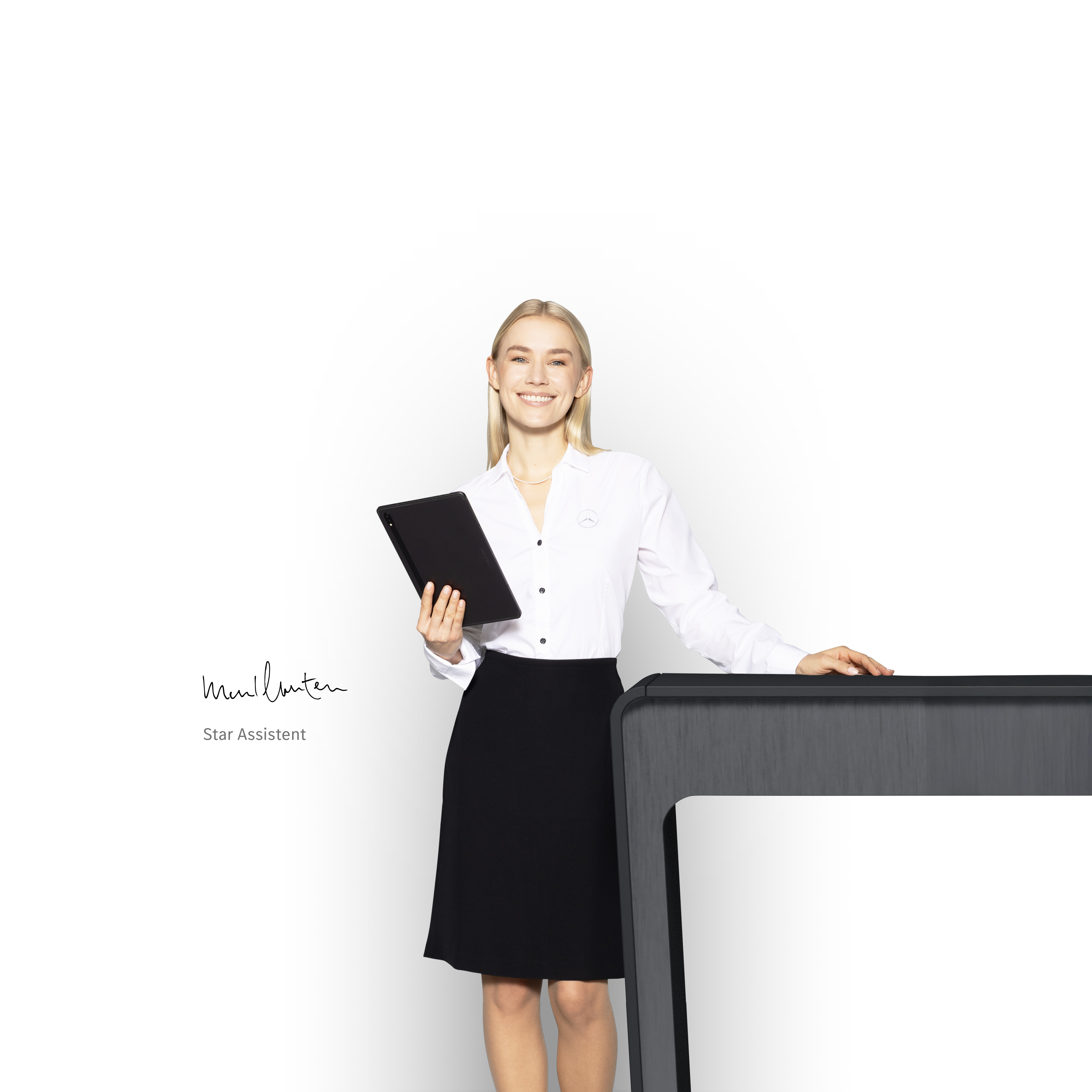 Mercedes-Benz | Assistenza veicoli commerciali | Assistenza personalizzata Una donna, Star assistant, in piedi con un tablet in mano per fornire un supporto competente.