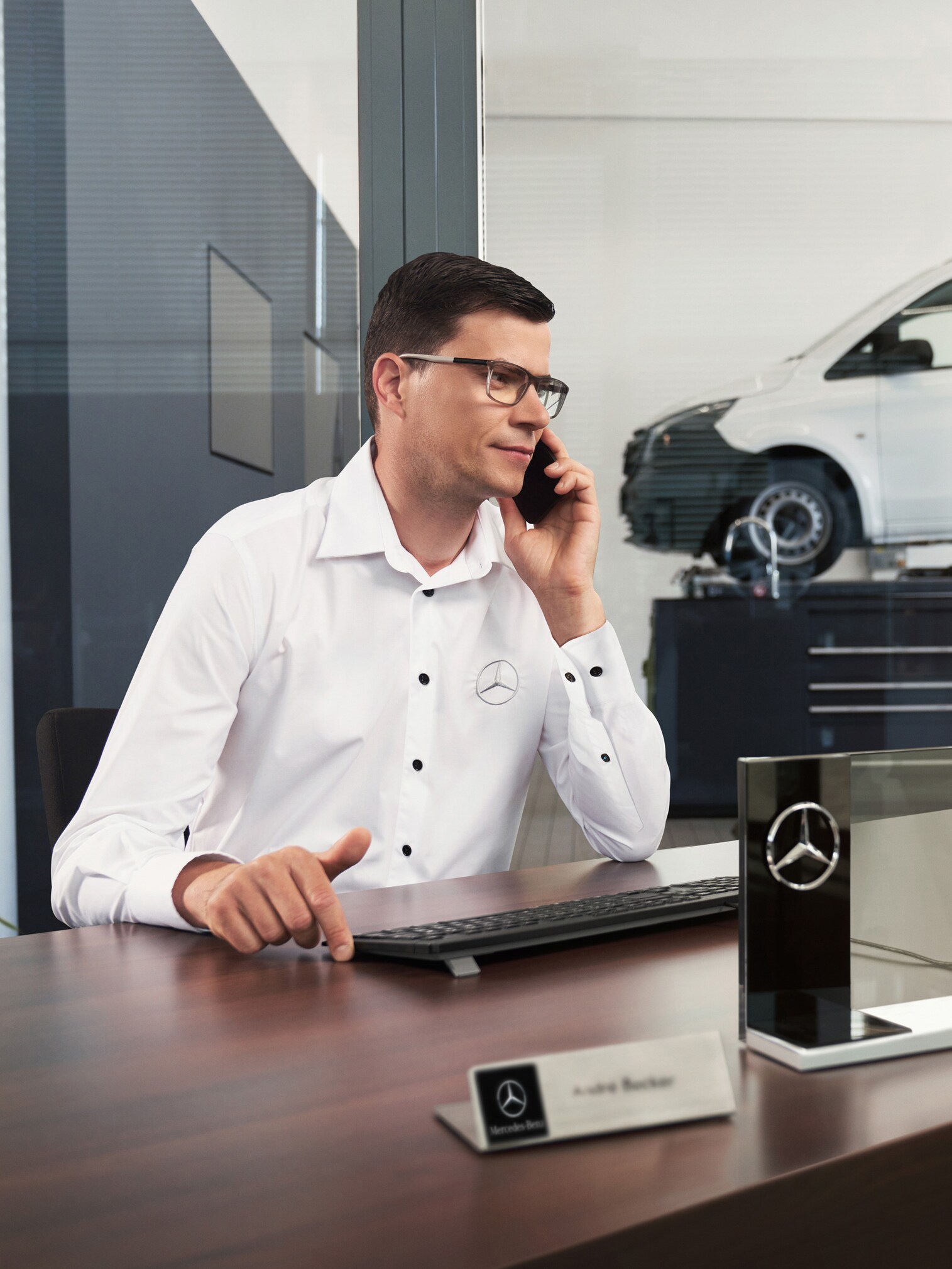 Un dipendente Mercedes-Benz mentre parla al telefono