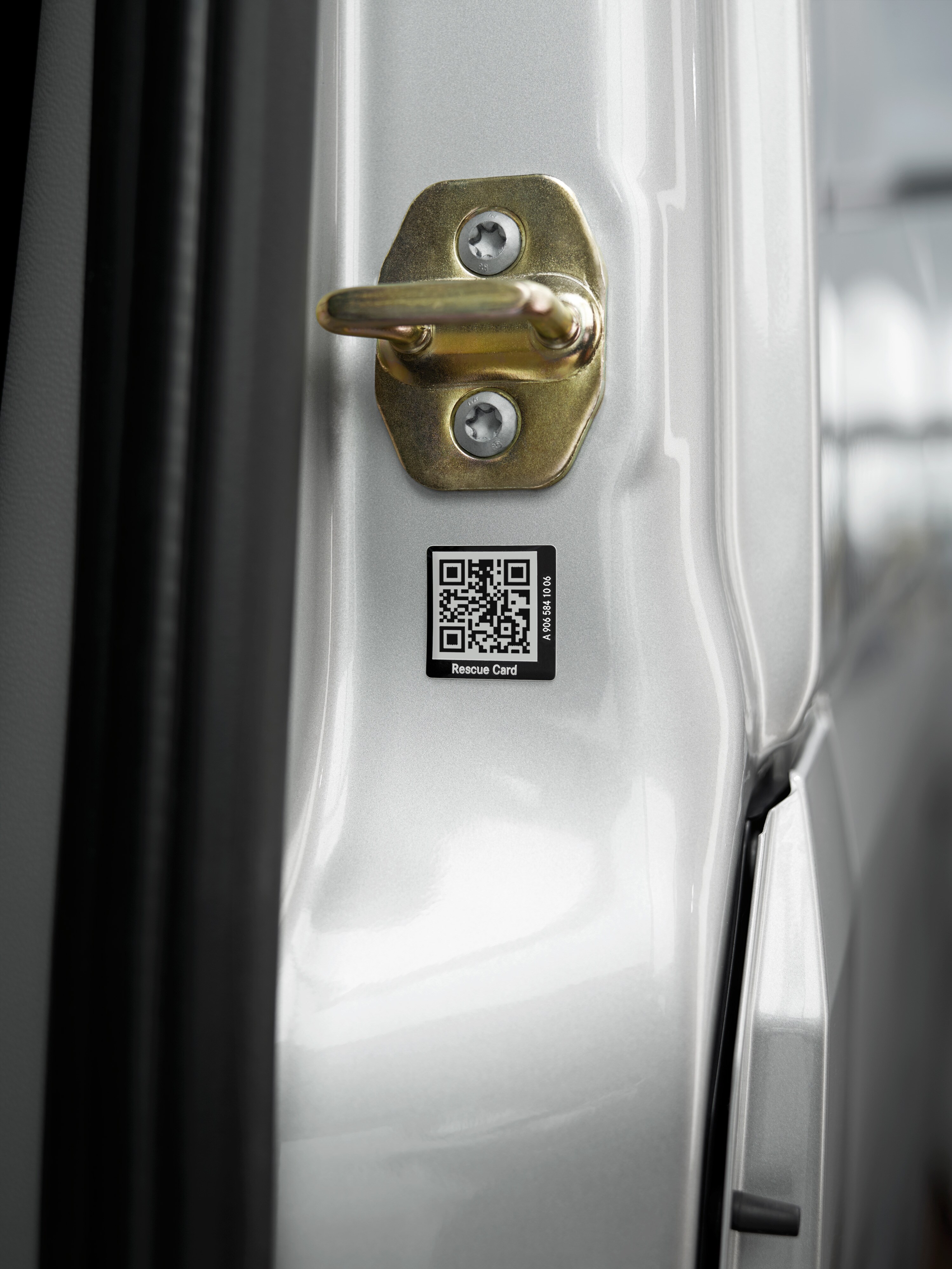 Primo piano dell'adesivo della carta di soccorso con codice QR