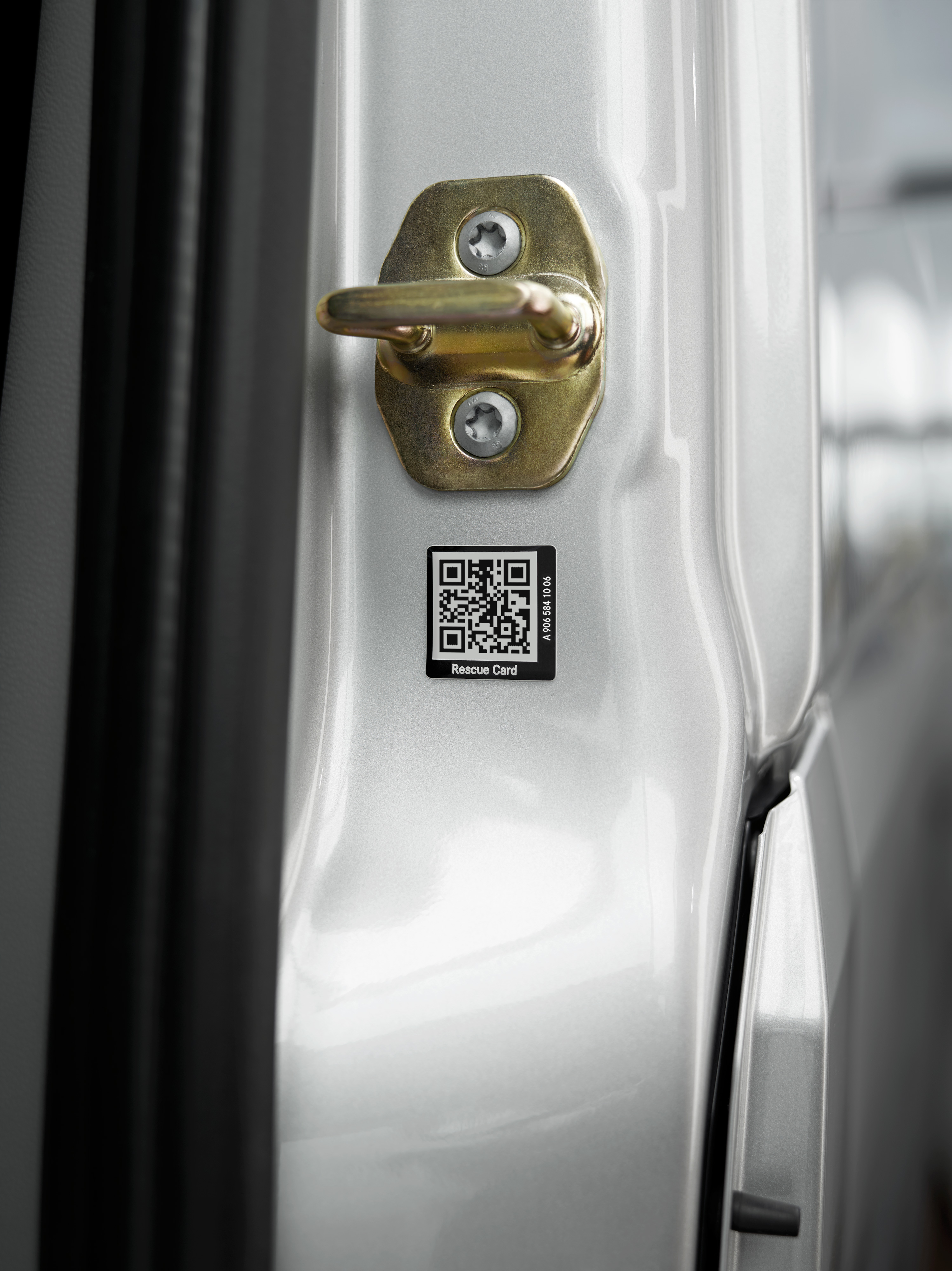 Mercedes-Benz | Assistenza veicoli commerciali | Adesivo di soccorso Primo piano dell'adesivo della carta di soccorso con codice QR