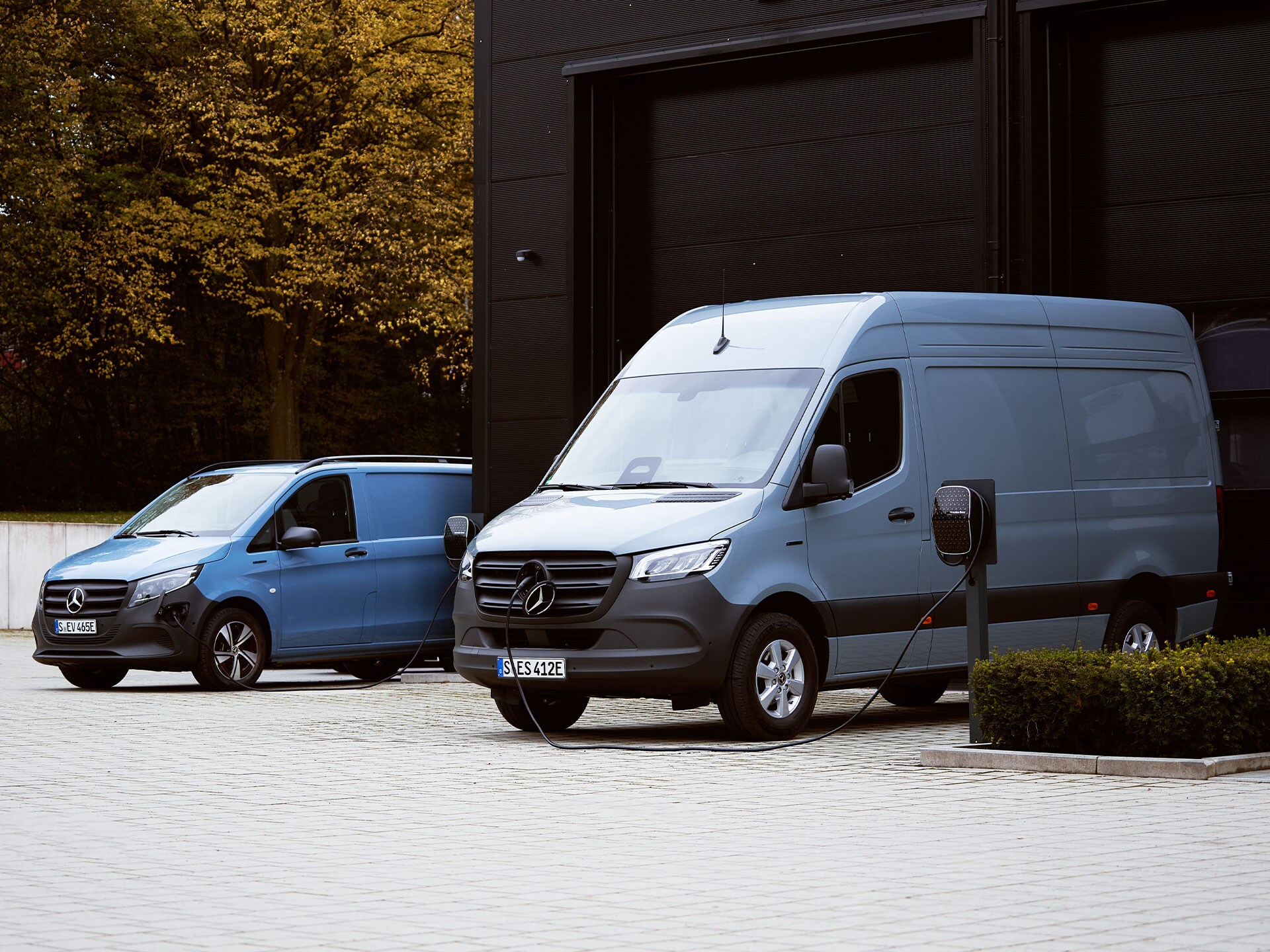 Ricarica presso il deposito per i veicoli commerciali Mercedes-Benz.