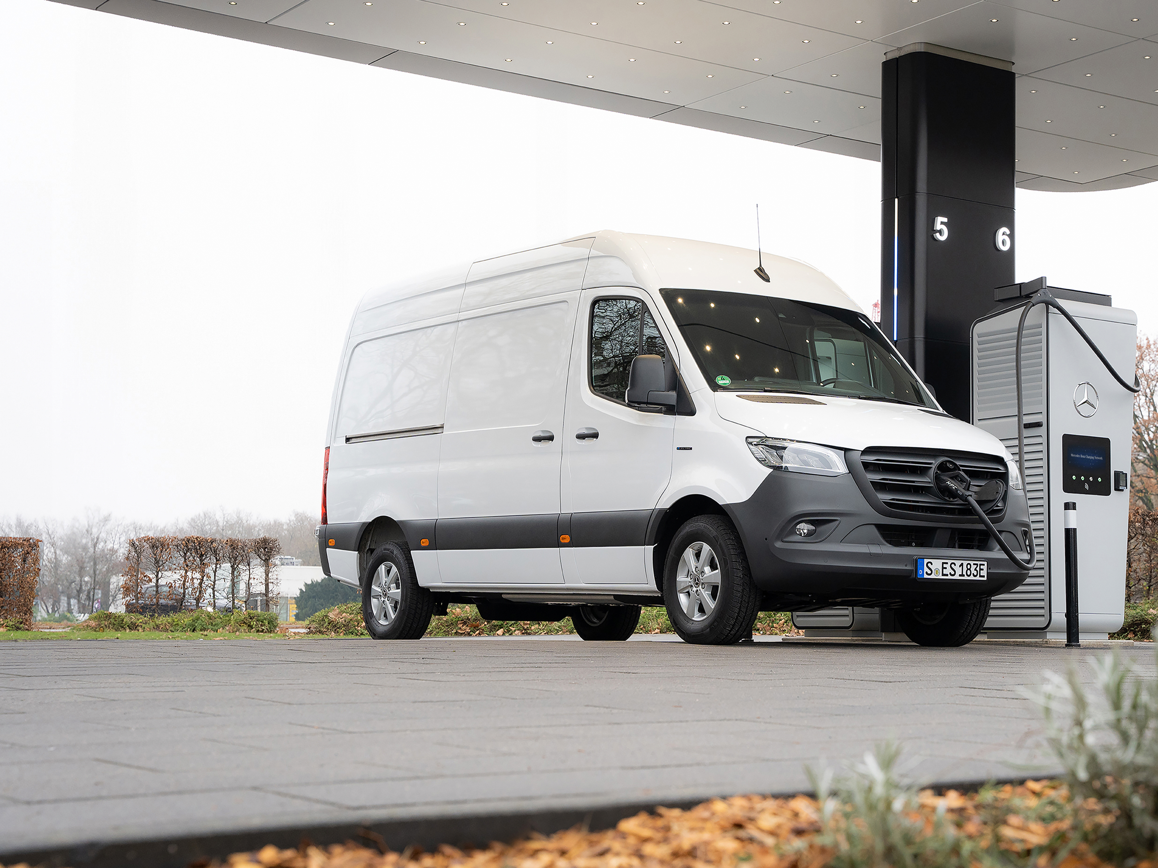 Ricarica pubblica | Ricarica | Veicoli commerciali Mercedes-Benz Ricarica in viaggio con MB.CHARGE Public.