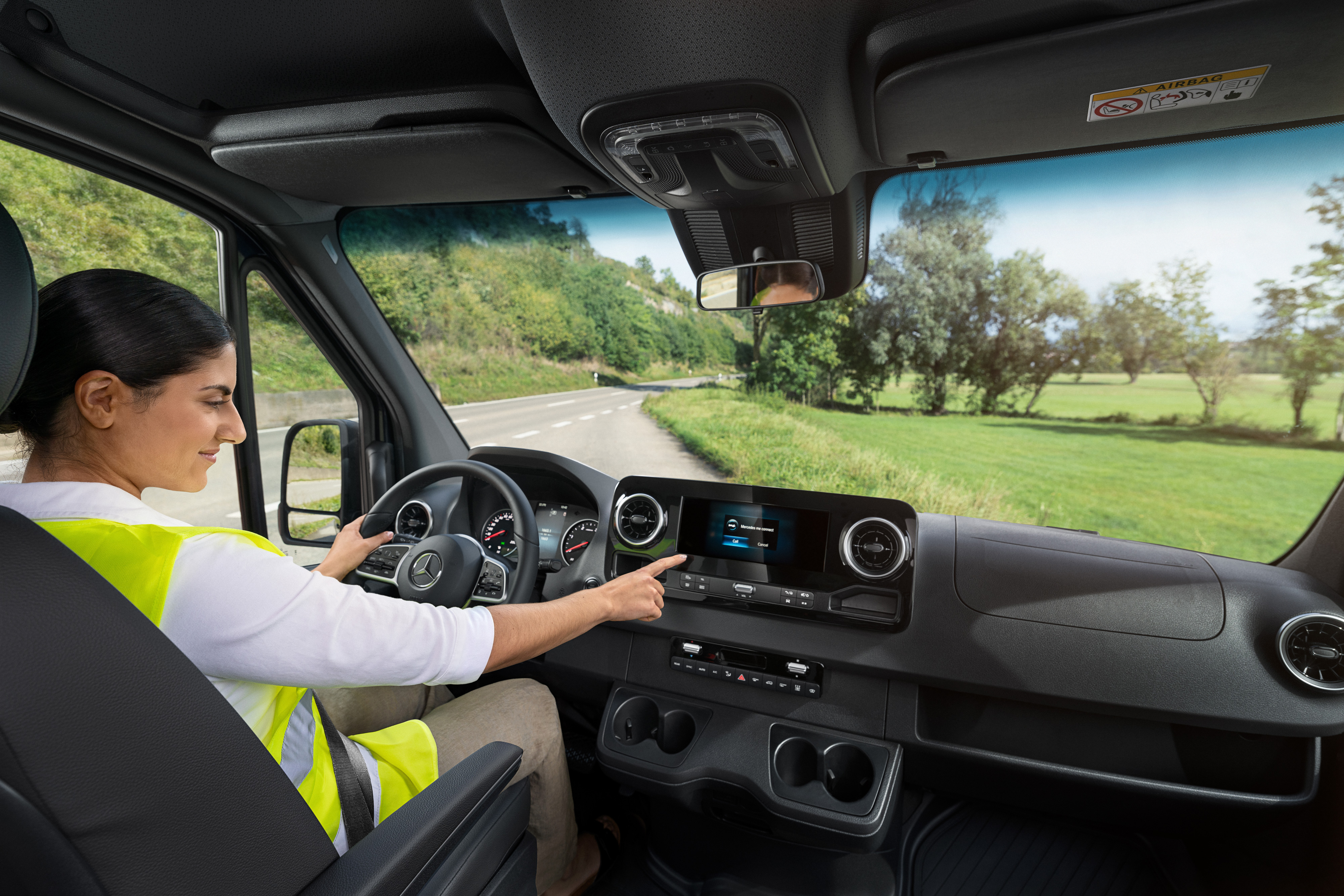 Mercedes-Benz | Comfort | MobiloVan La conducente controlla il display di bordo del suo veicolo commerciale Mercedes-Benz.