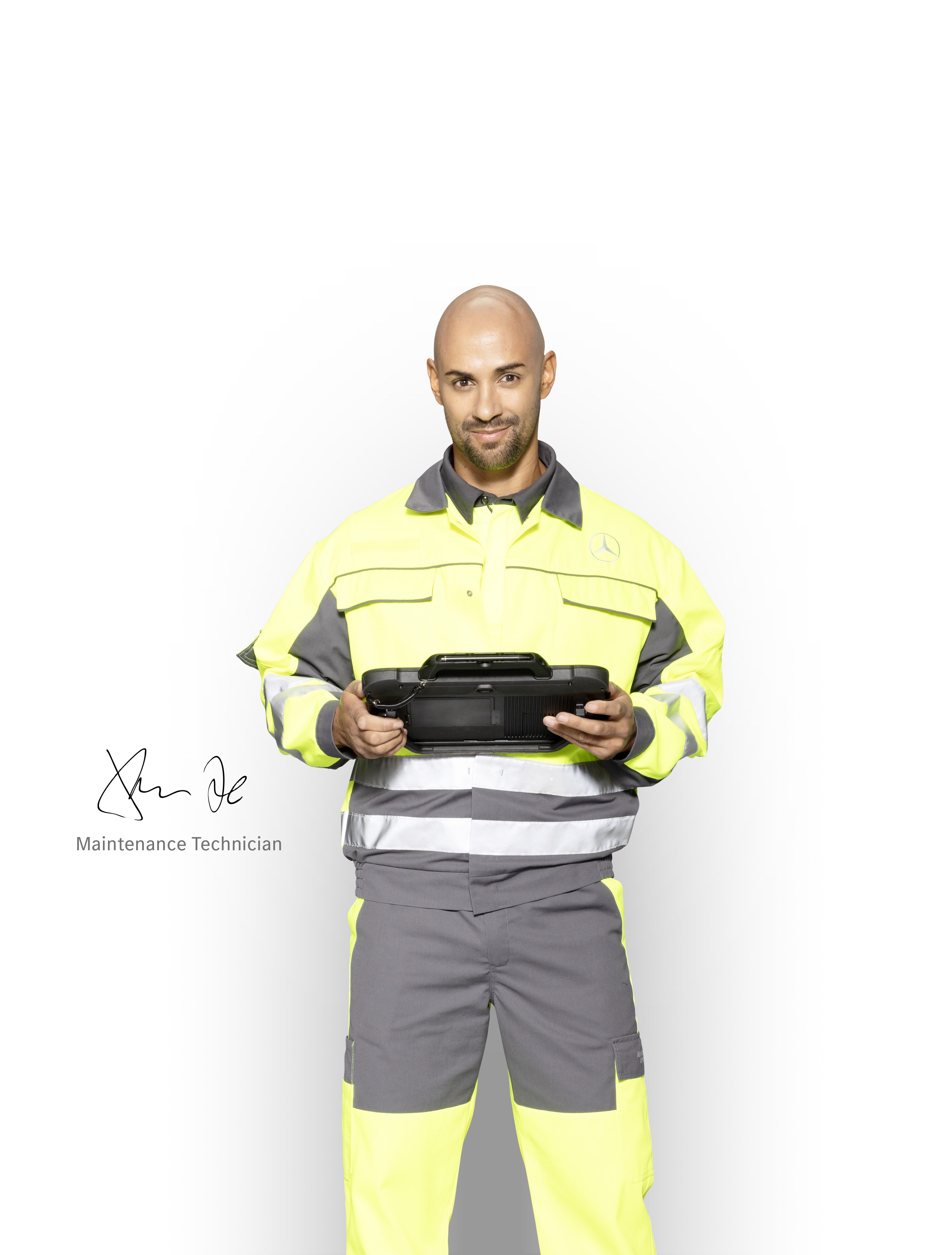 Un tecnico del servizio assistenza Mercedes-Benz con un tablet, pronto a controllare i servizi di garanzia della mobilità per il vostro veicolo commerciale