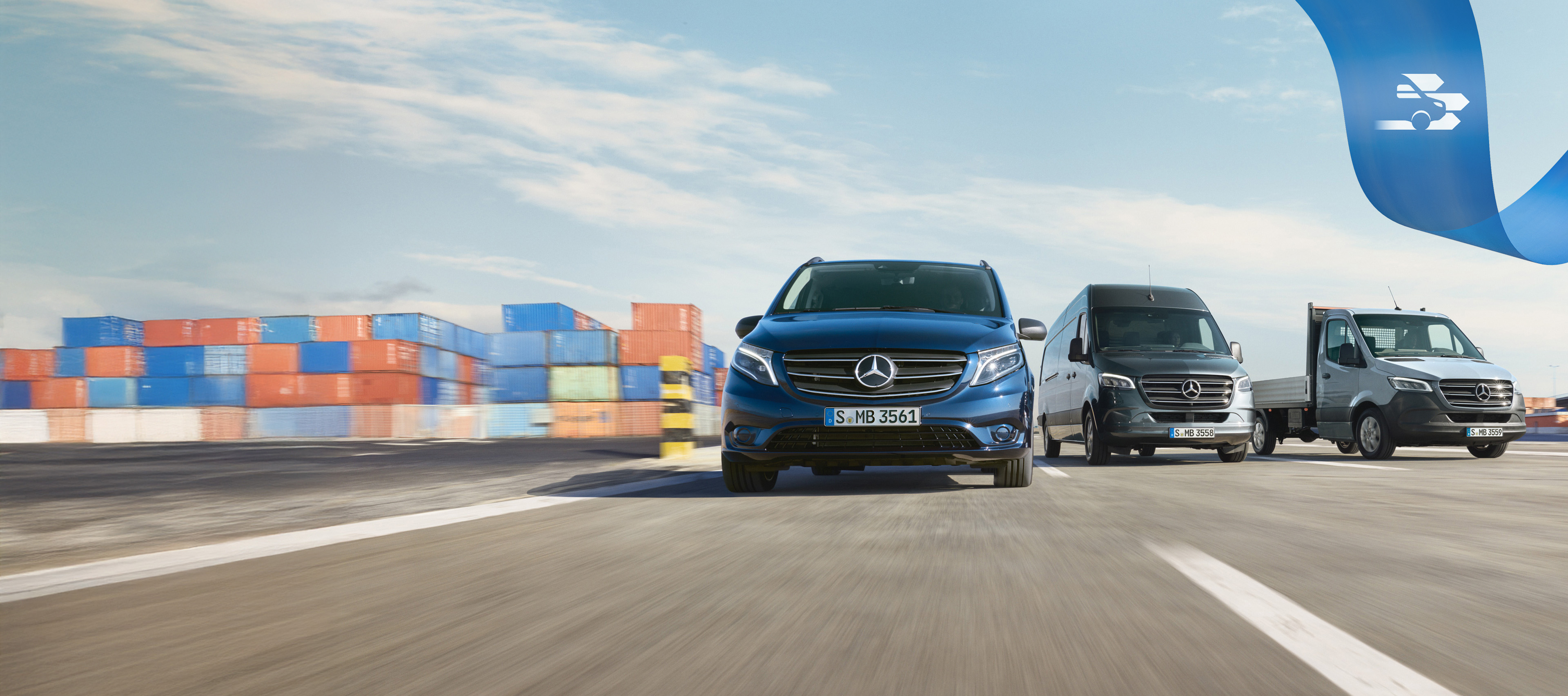 Mercedes Benz | Convenience Mobilovan Una serie di veicoli commerciali Mercedes-Benz su una strada