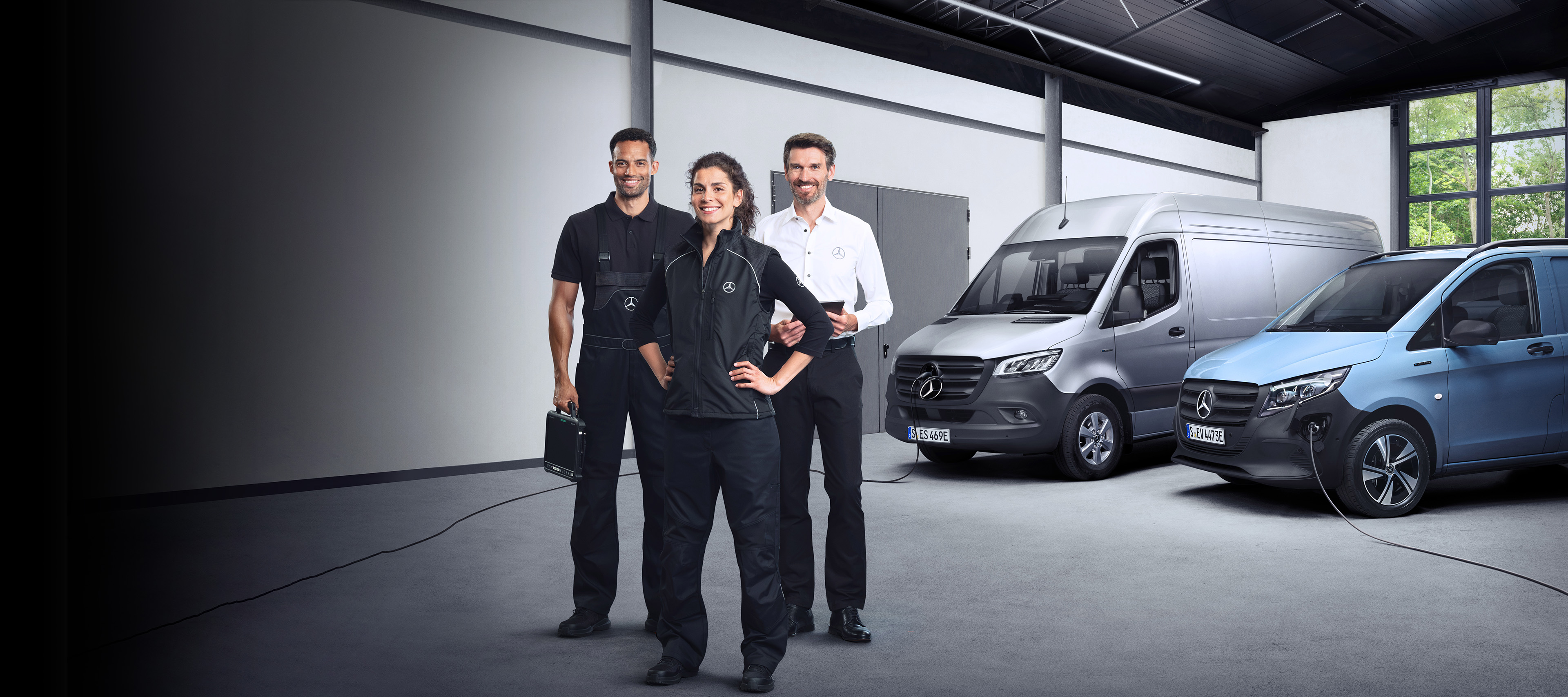 Servizio assistenza per veicoli elettrici | Mercedes-Benz Tre addetti Mercedes-Benz Service davanti a veicoli commerciali elettrici Mercedes-Benz
