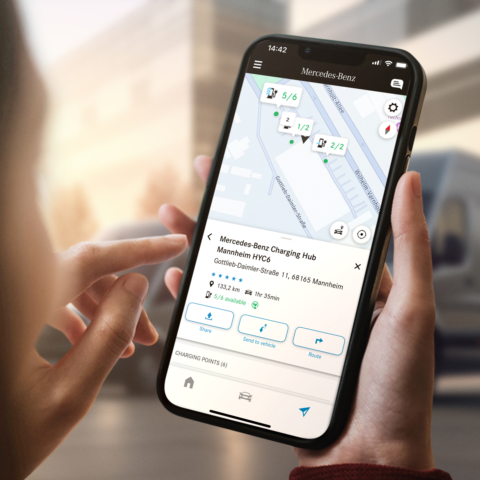MB.CHARGE Public | Digital extras | Mercedes-Benz La funzione MB.CHARGE Public su uno smartphone.