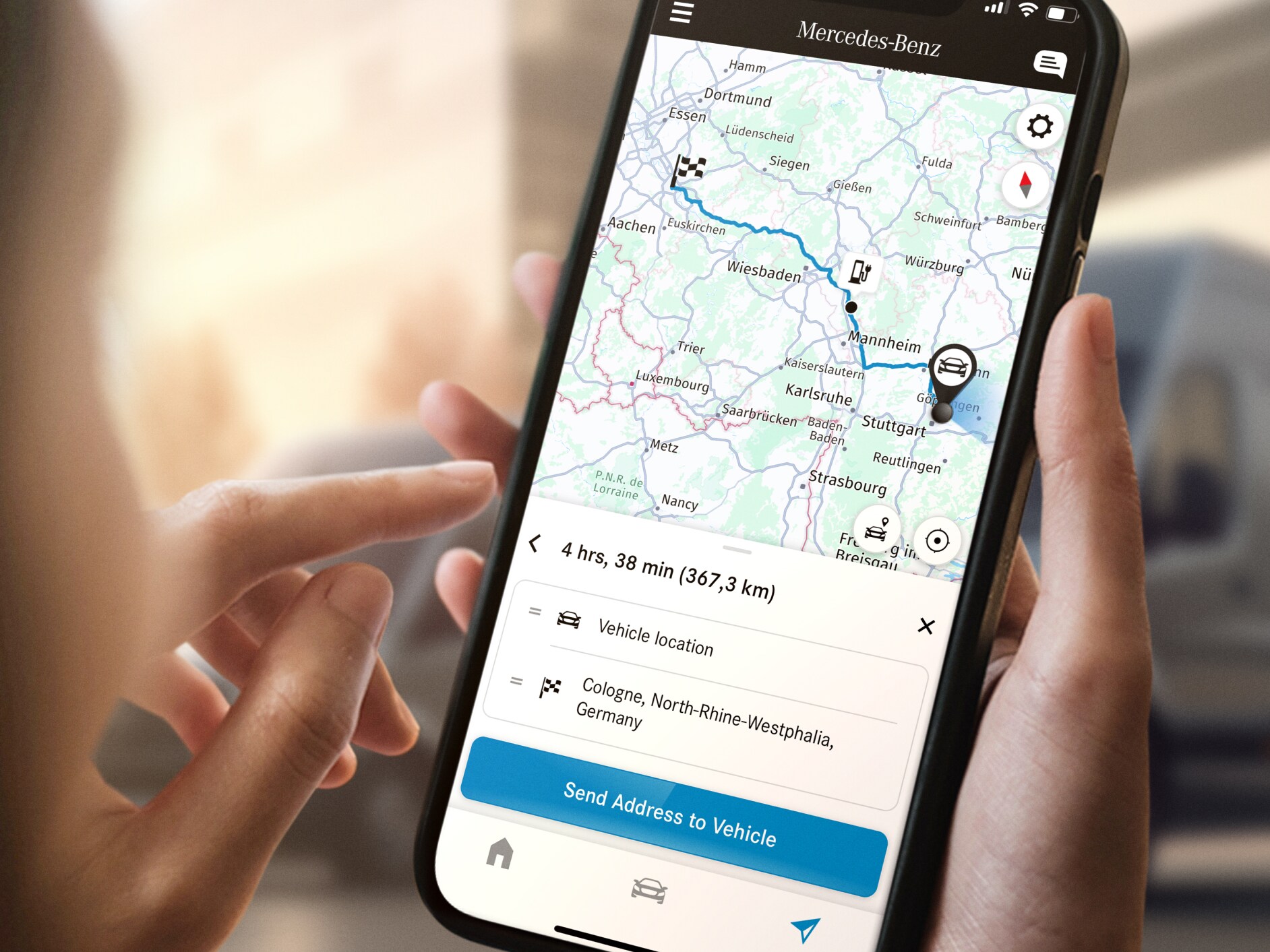 La funzione di Navigazione con Electric Intelligence Mercedes-Benz su uno smartphone.