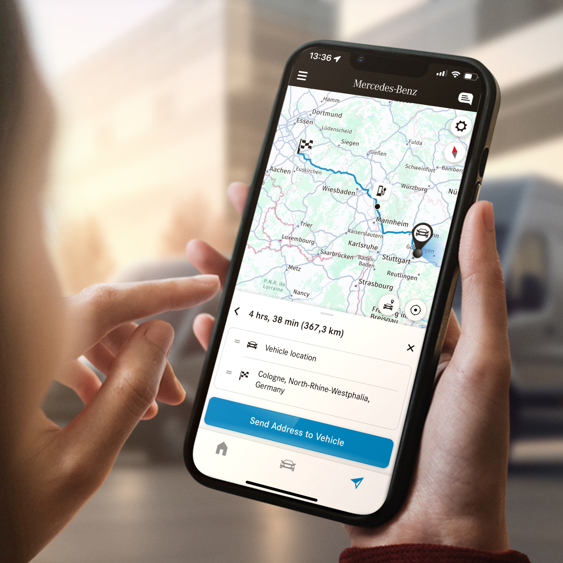 Navigazione con Electric Intelligence | Digital Extras | Mercedes-Benz La funzione di Navigazione con Electric Intelligence Mercedes-Benz su uno smartphone.