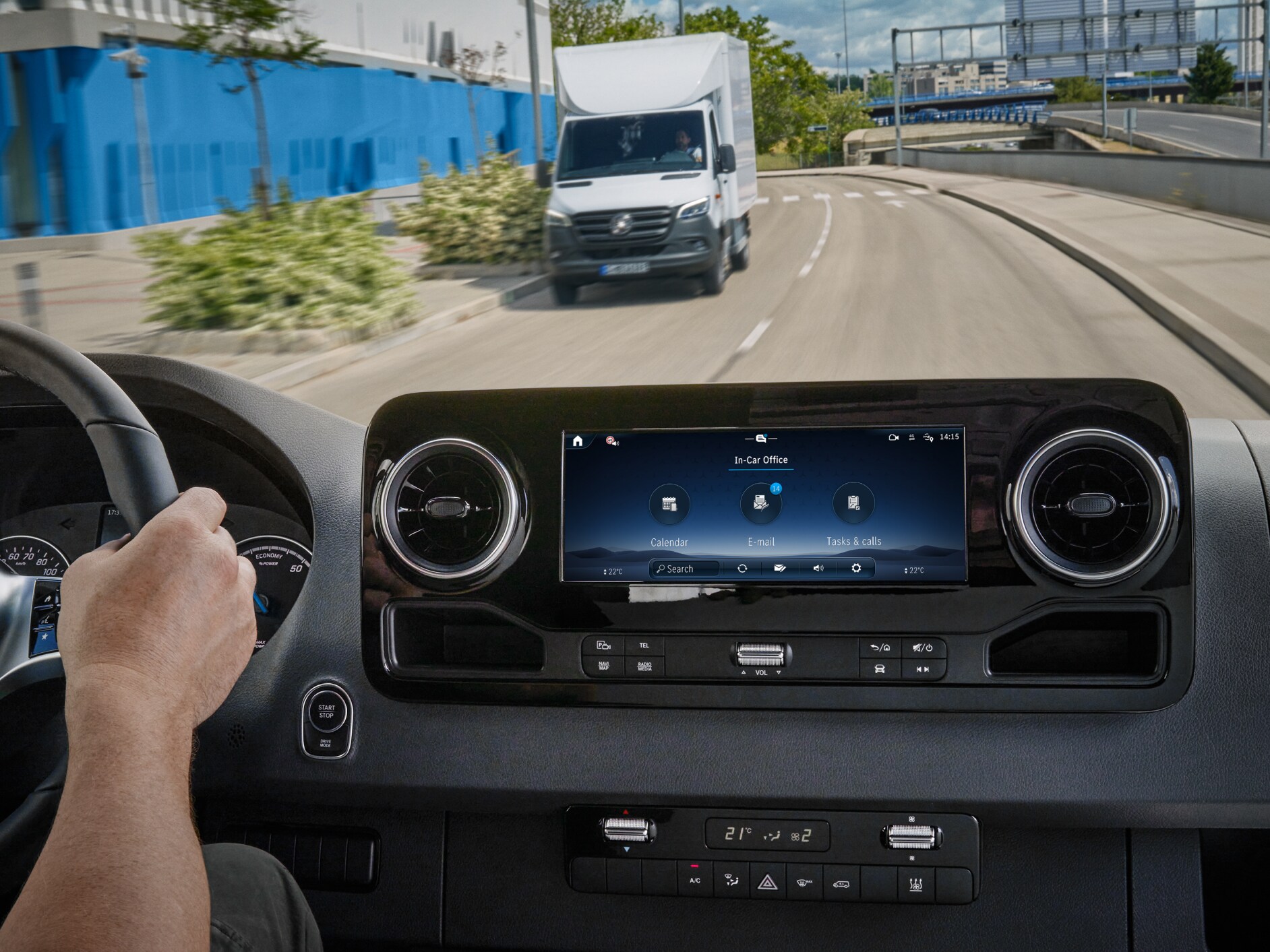 La funzione In-Car Office nel sistema multimediale MBUX di un veicolo commerciale Mercedes-Benz.