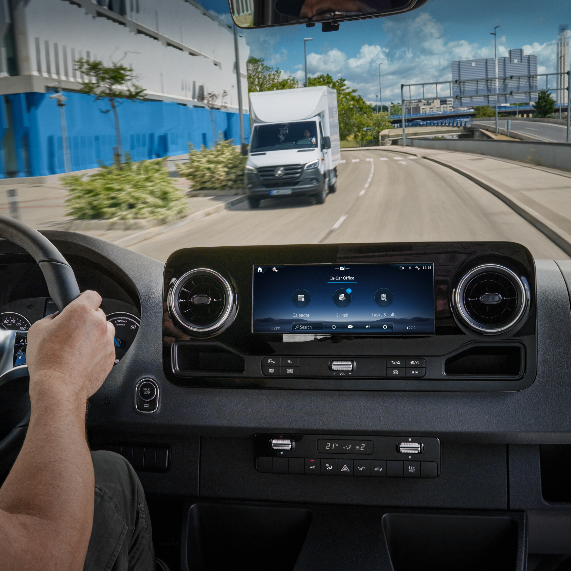 In-Car Office | Digital Extras | Mercedes-Benz La funzione In-Car Office nel sistema multimediale MBUX di un veicolo commerciale Mercedes-Benz.