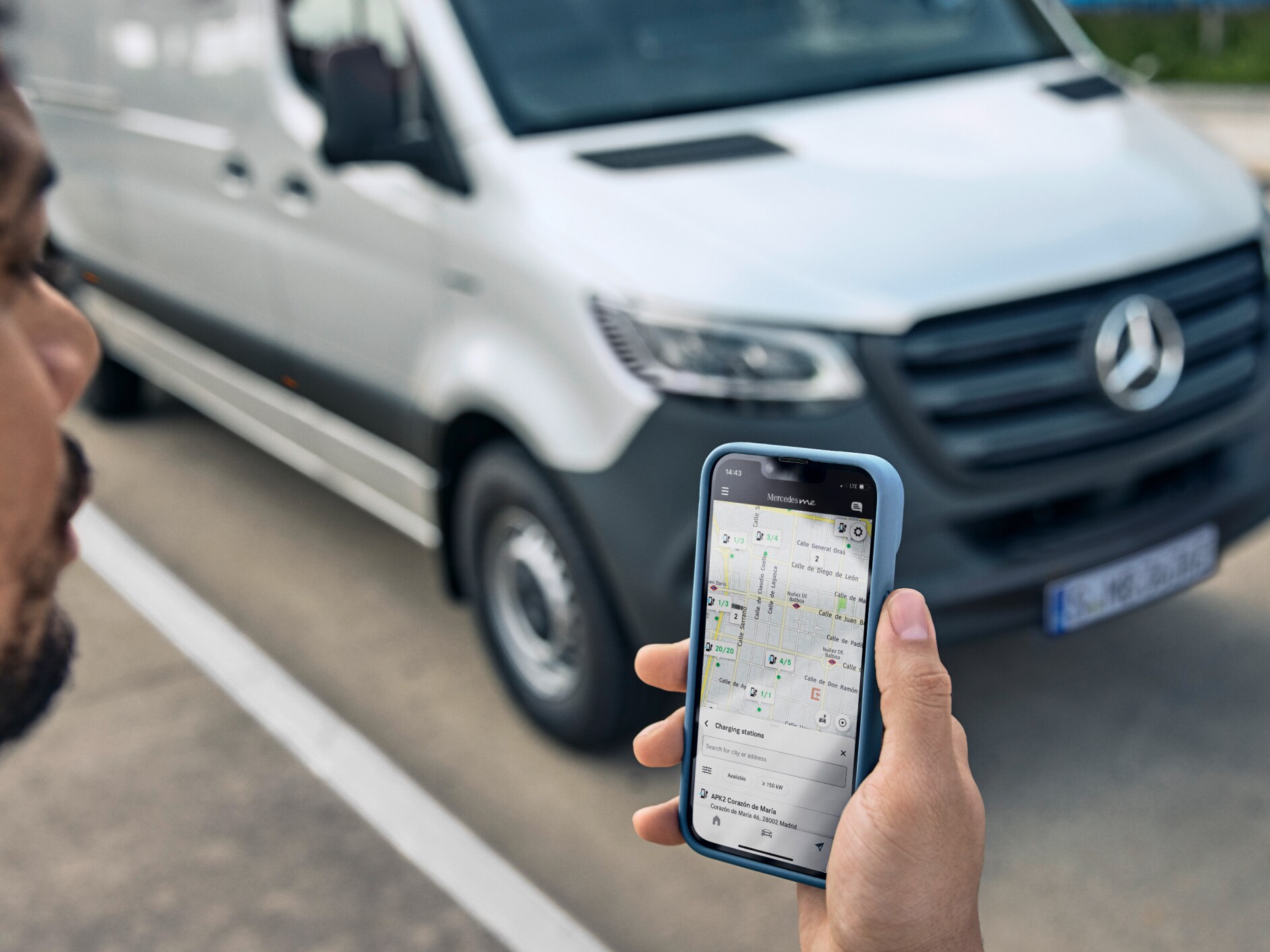 Una persona tiene in mano uno smartphone che mostra i servizi Digital Extras.