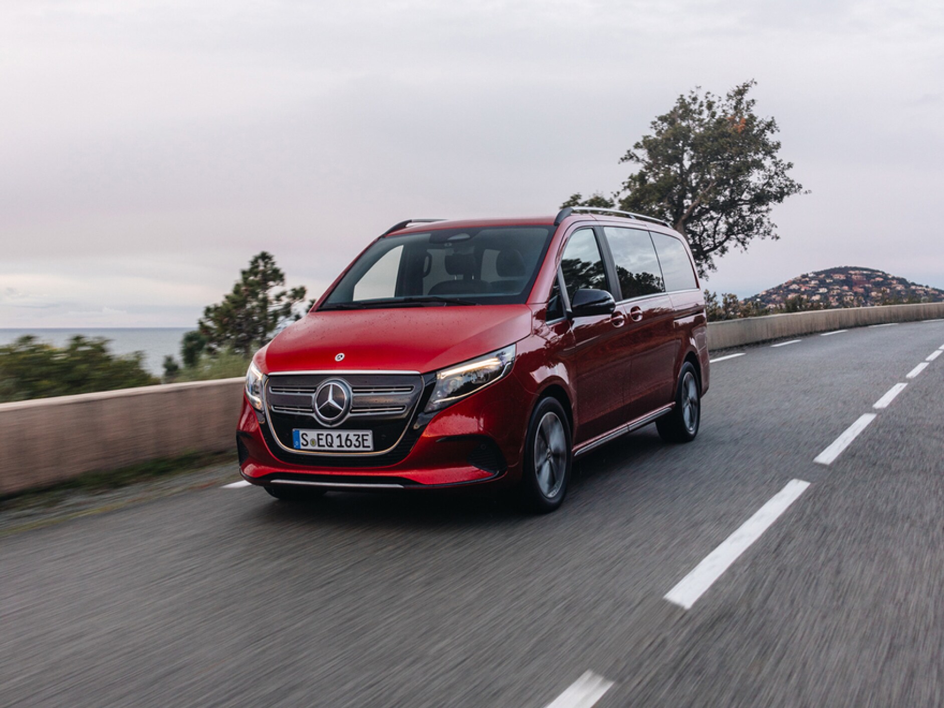 Un veicolo Mercedes-Benz EQV su una strada di campagna.