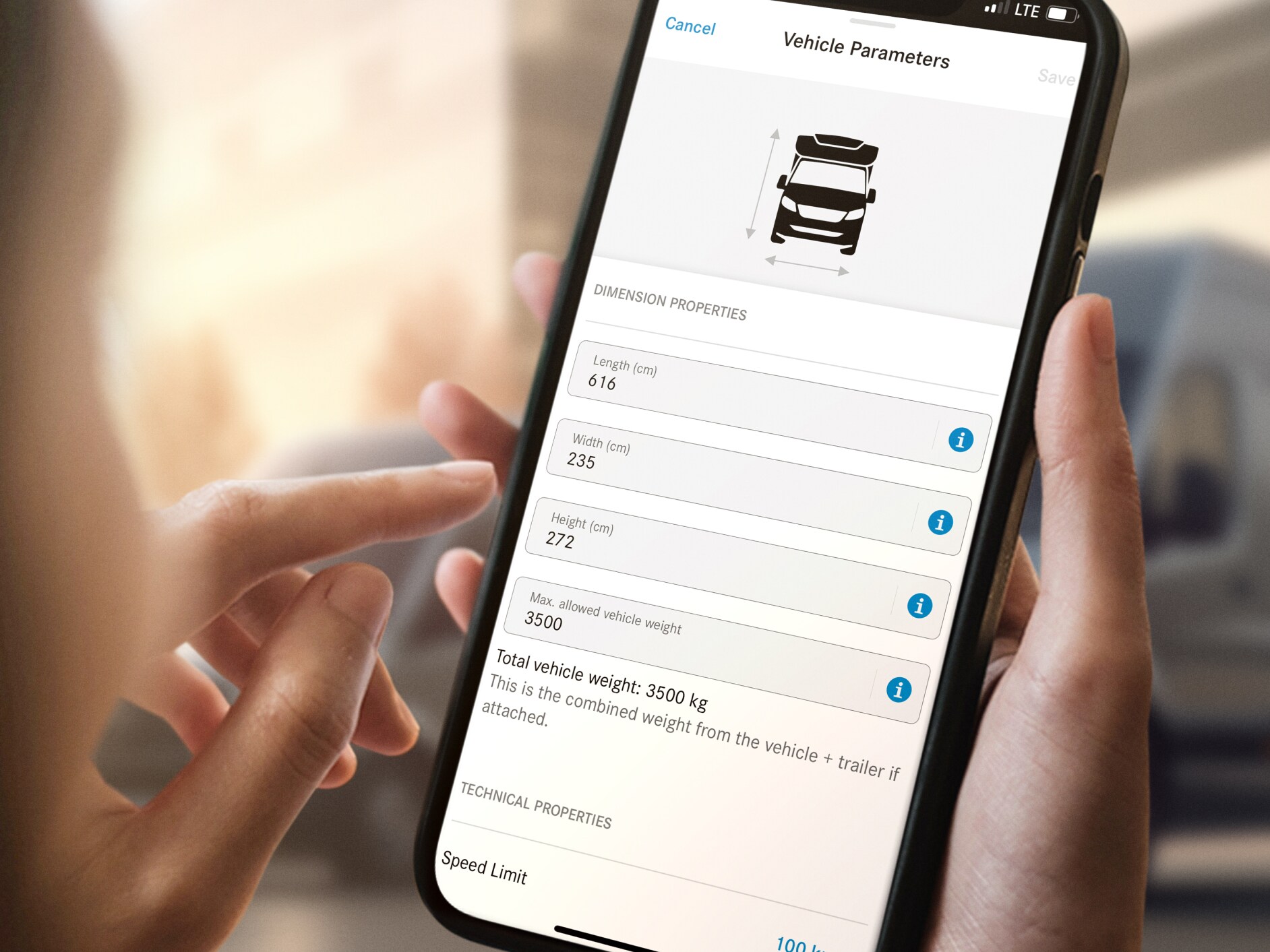 Rappresentazione grafica delle dimensioni del veicolo nella Mercedes-Benz App su uno smartphone.