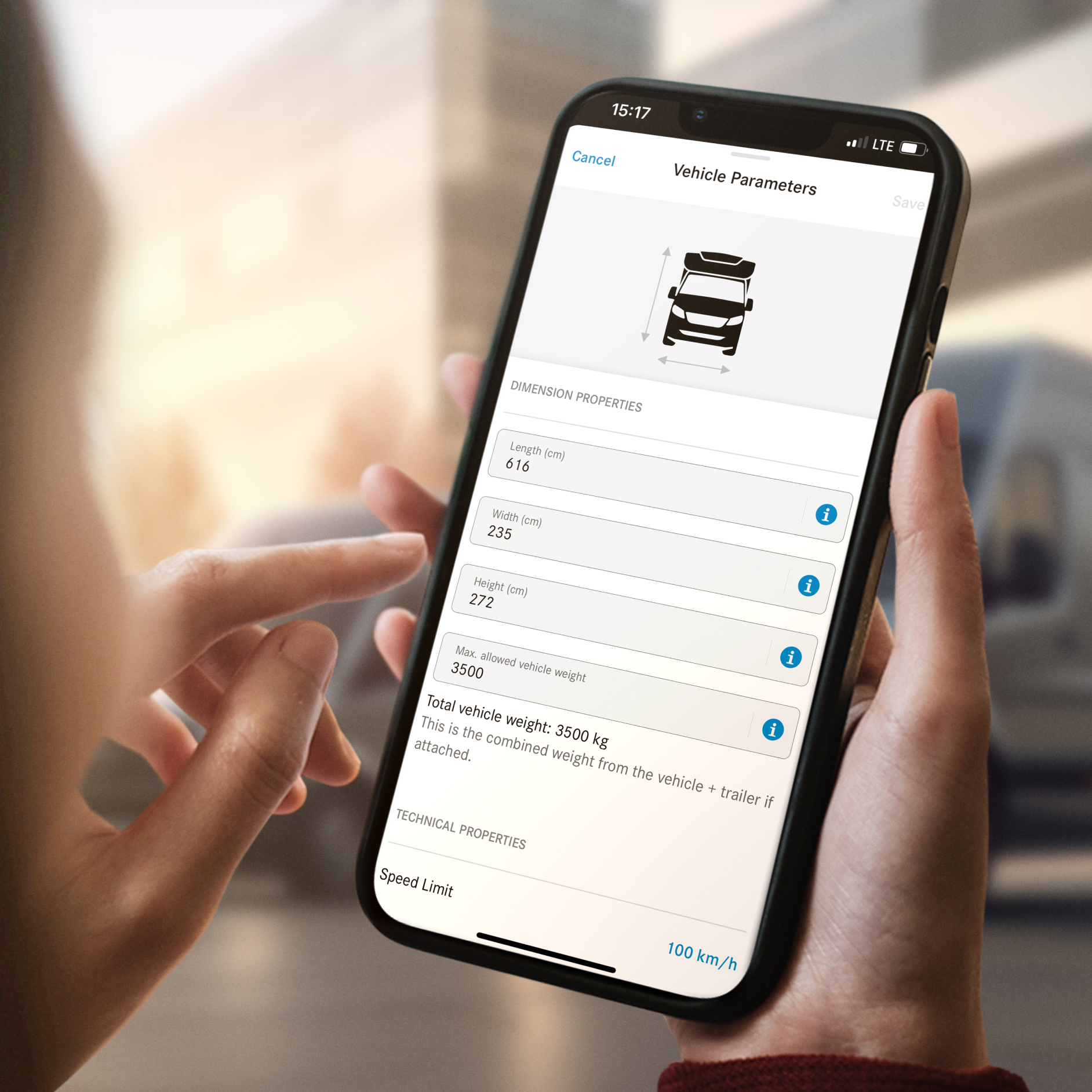 Navigazione per rimorchi e veicoli di grandi dimensioni | Digital extras | Mercedes-Benz Rappresentazione grafica delle dimensioni del veicolo nella Mercedes-Benz App su uno smartphone.