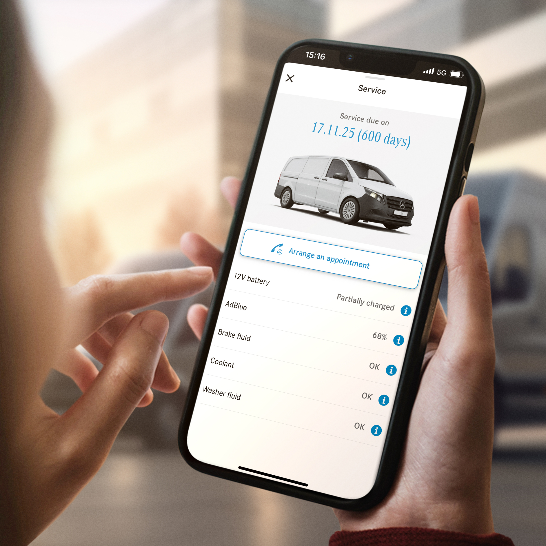 Gestione della manutenzione| Digital Extras | Mercedes-Benz Il sistema di Gestione della Manutenzione Mercedes-Benz su uno smartphone
