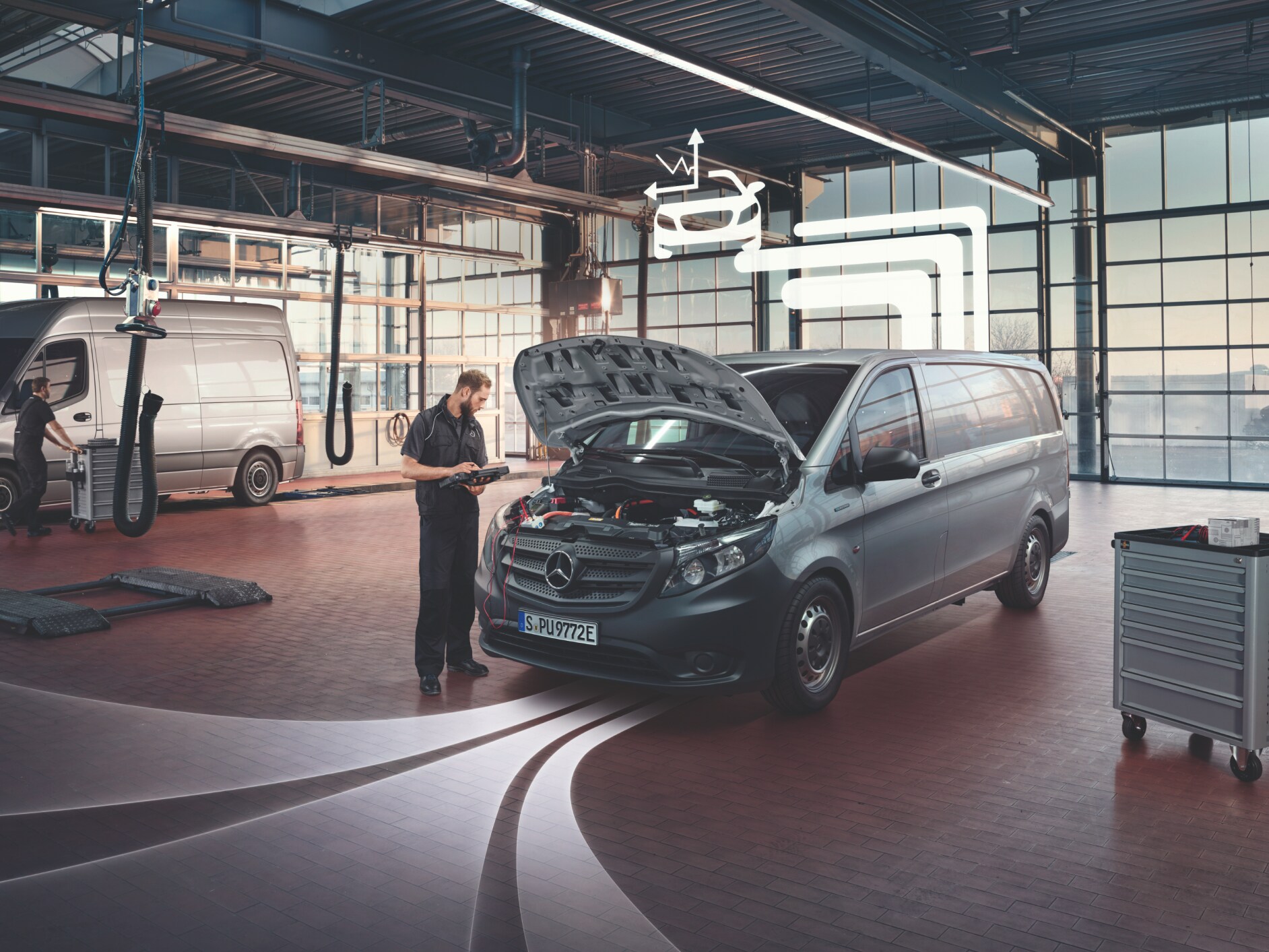 Un meccanico effettua una riparazione su un veicolo commerciale Mercedes-Benz