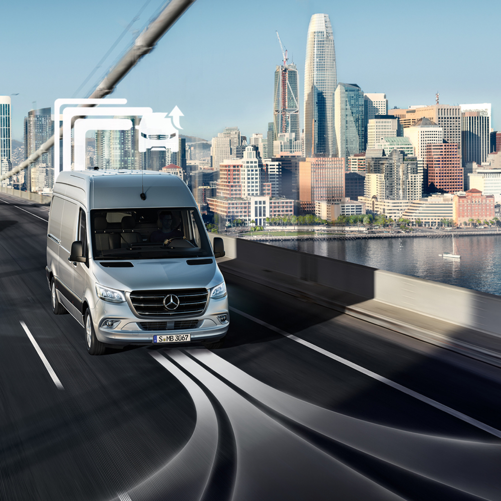 Van Uptime Monitor | Digital Extras | Mercedes-Benz Uno Sprinter Furgone lungo un ponte