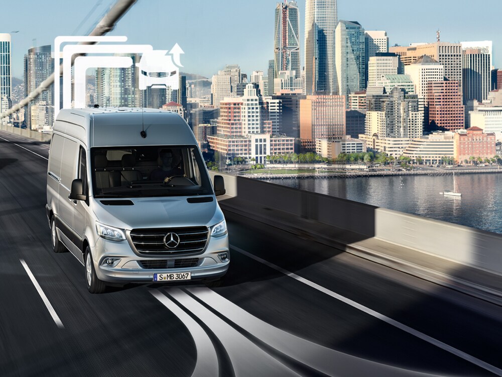 Un veicolo commerciale Mercedes-Benz Vans percorre un ponte a più corsie durante il giorno.