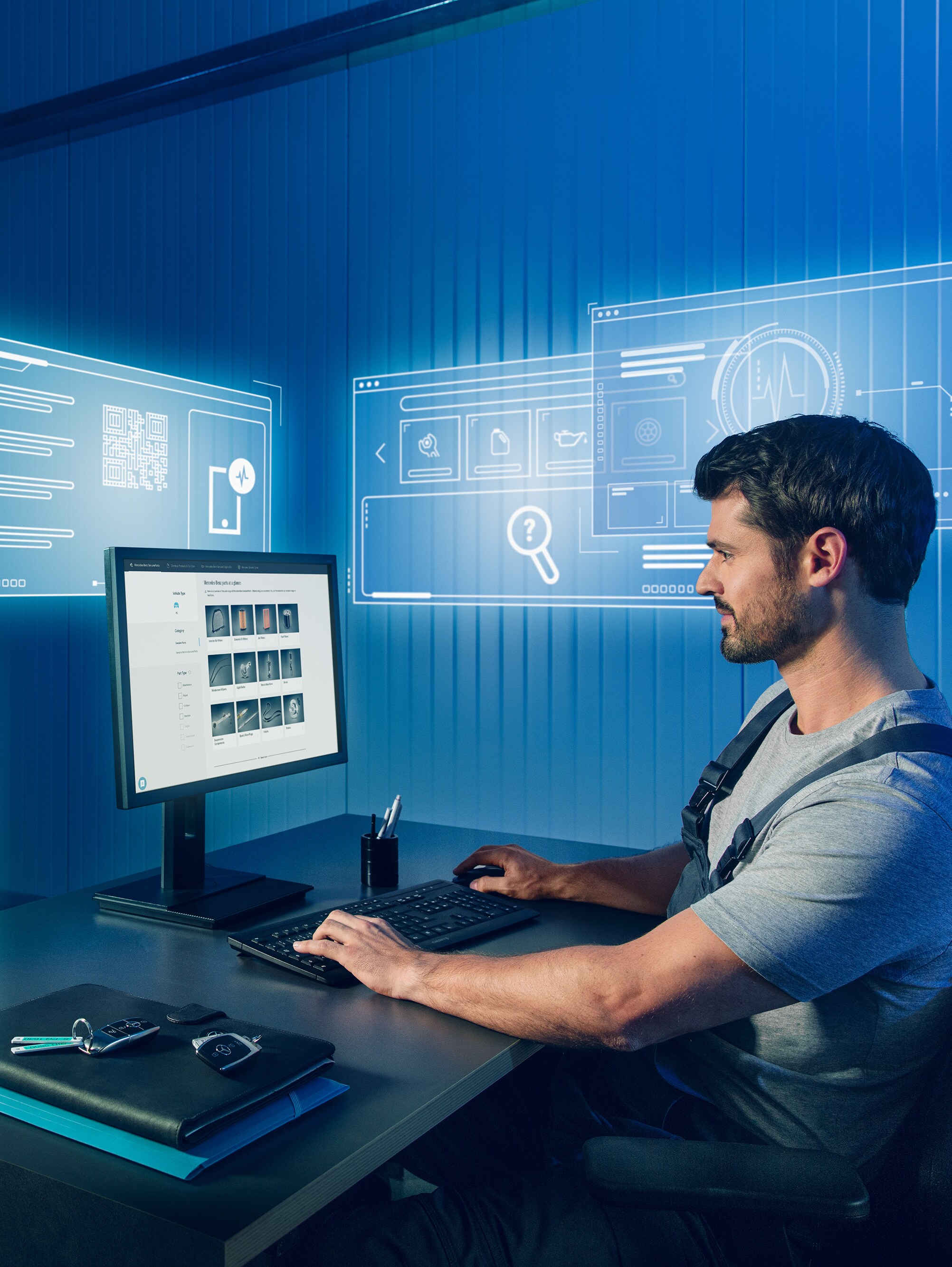 Un meccanico mentre cerca i ricambi originali Mercedes-Benz adatti nel catalogo ricambi Mercedes sul computer.
