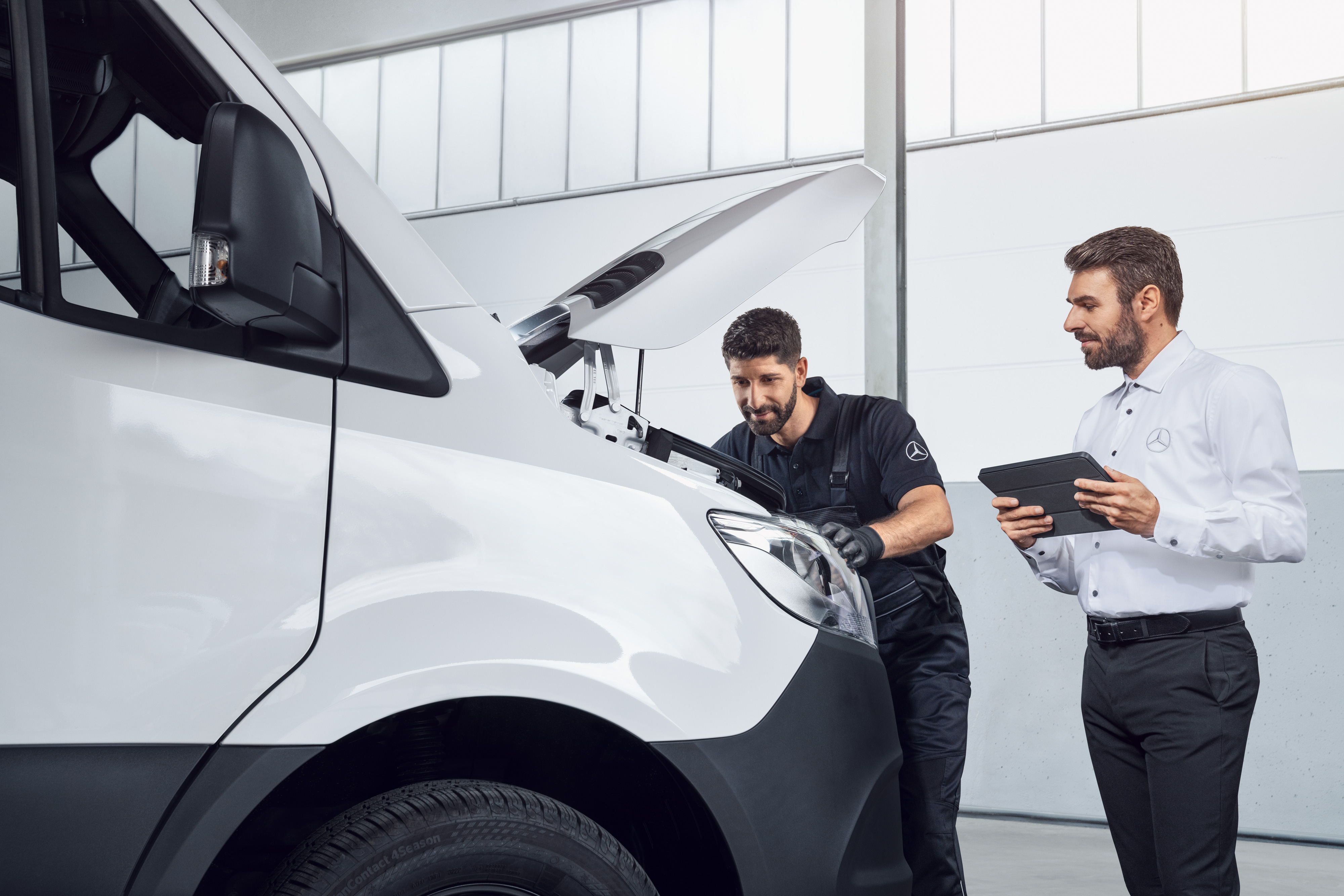 Mercedes-Benz | Ricambi originali di qualità per i veicoli commerciali Due uomini mentre testano un Mercedes Sprinter con tablet e cofano aperto