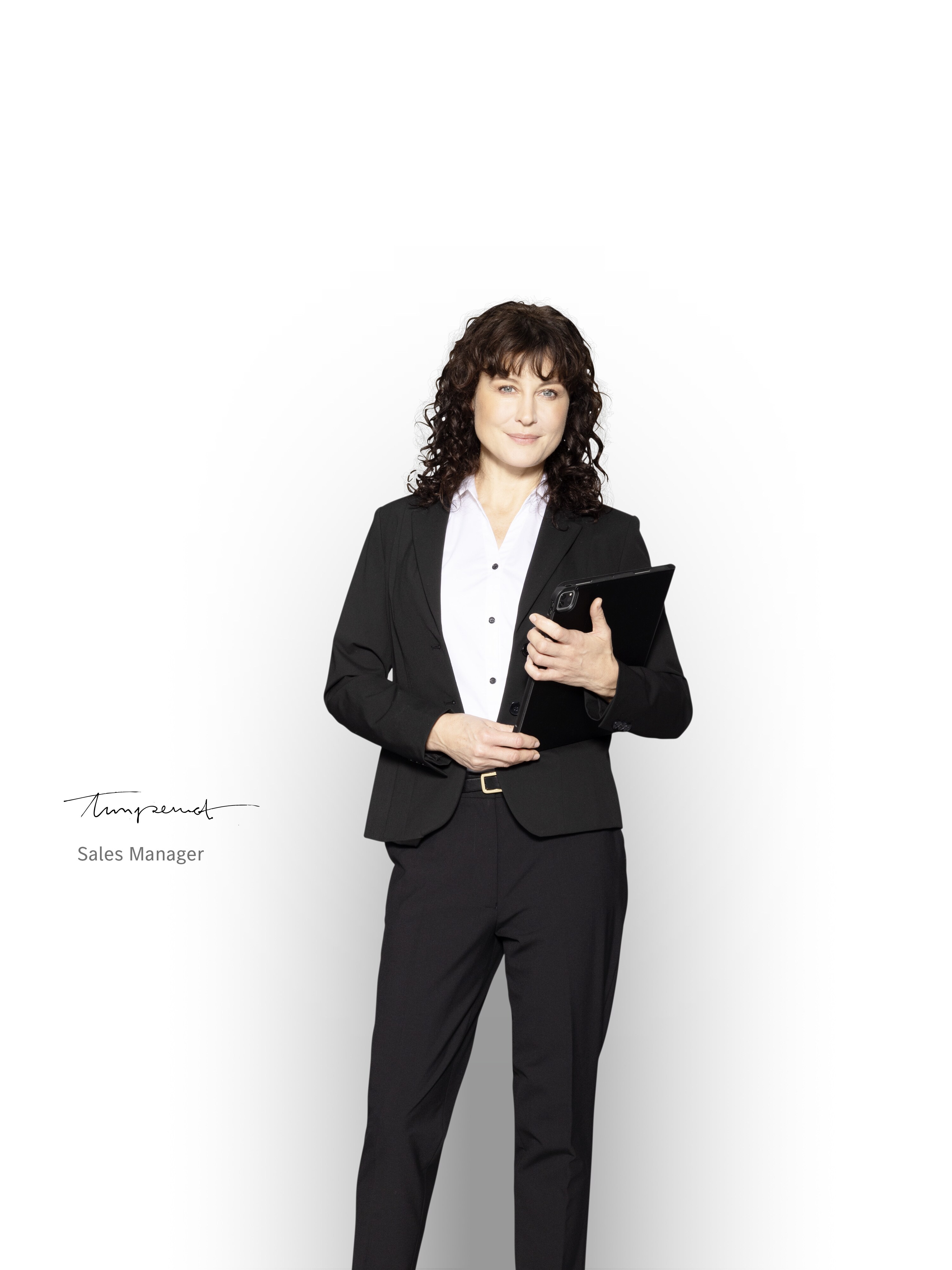 Un responsabile vendite Mercedes-Benz con un tablet in mano