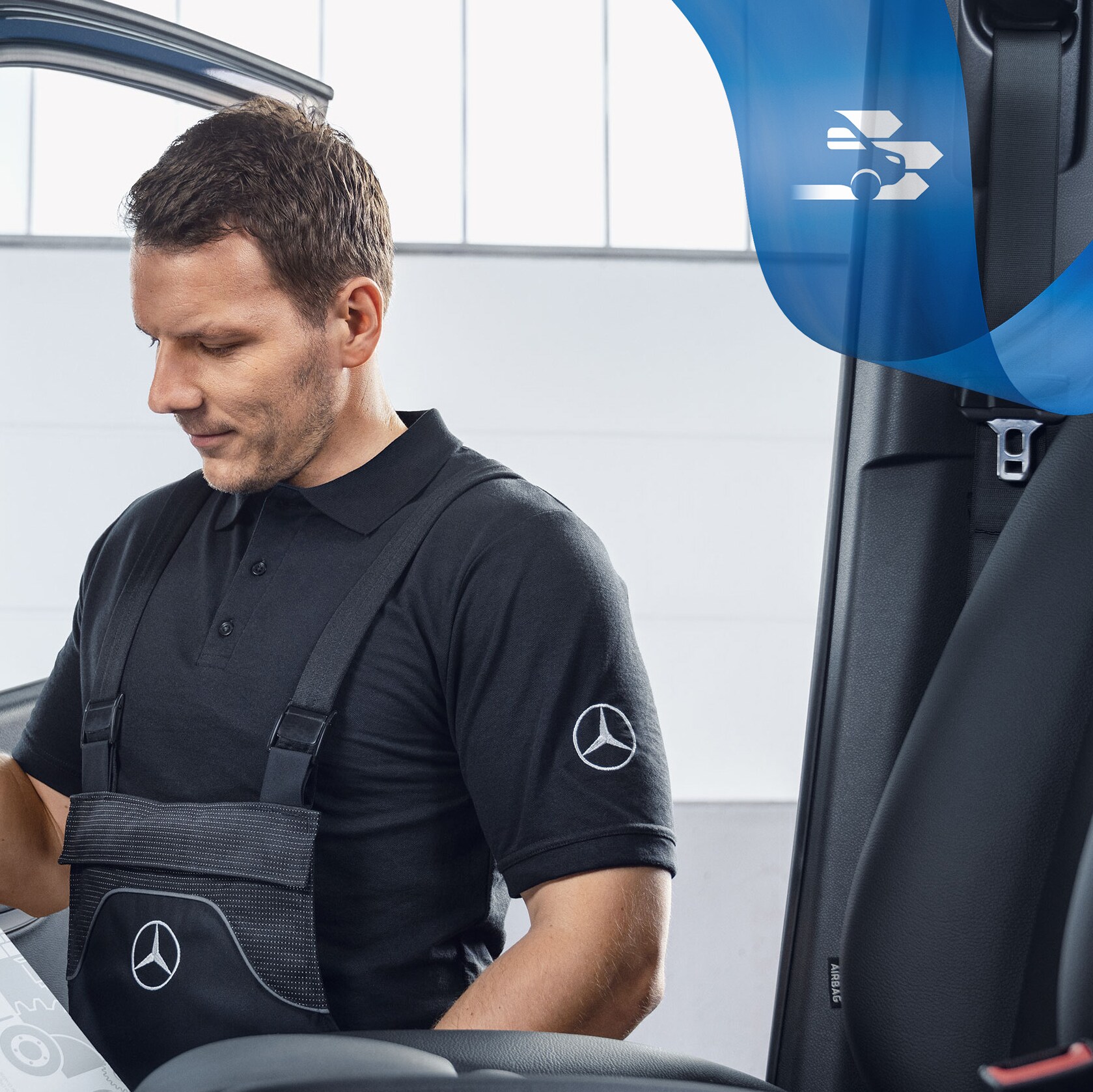 Un meccanico controlla i ricambi originali Mercedes-Benz