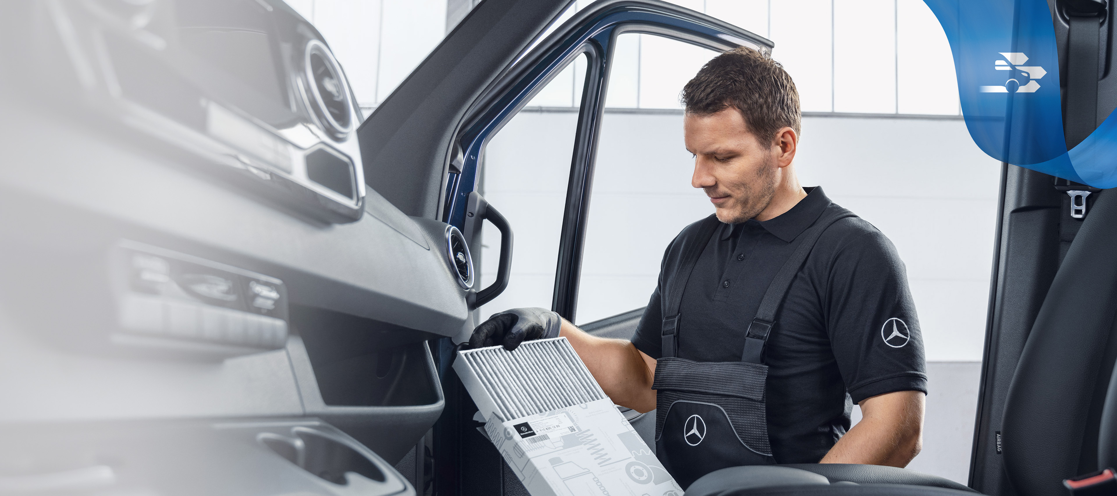 Mercedes-Benz | Ricambi originali di qualità per i veicoli commerciali Un meccanico controlla i ricambi originali Mercedes-Benz